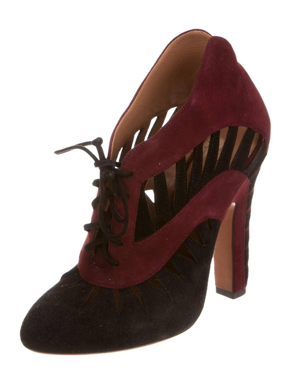 CURATOR'S NOTES

Alaia NEW & SOLD OUT Burgundy Black SuedeCut Out Lace Up Ankle Booties in Box  

Size IT 36
Suede
Lace-up closure
Made in Italy
Heel height 4.75"
Includes original Alaïa box