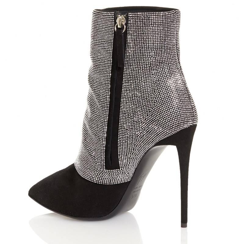 CURATOR'S NOTES

Size IT 36.5
Suede
Crystal
Zip closure
Made in Italy
Heel height 4.5