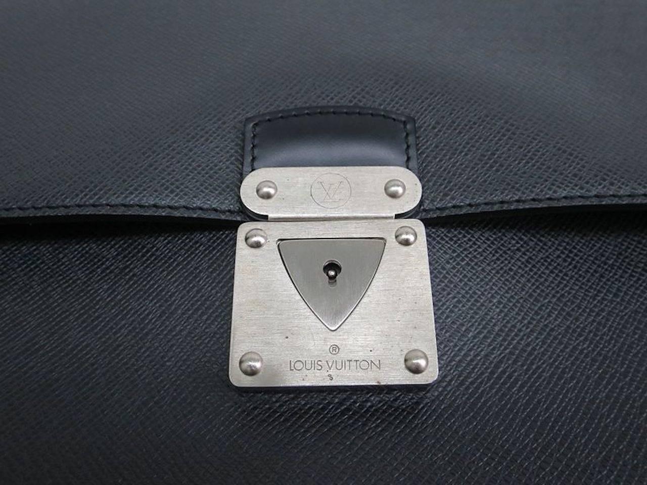 CURATOR'S NOTES

Leather
Palladium hardware
Push lock closure
Made in France
Date code RI0094
Handle 8.7