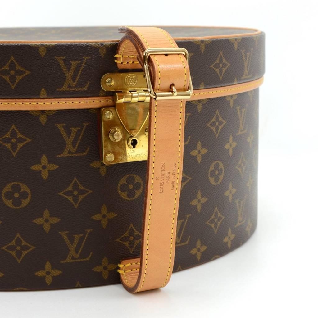 Louis Vuitton Monogram Canvas Gold HW Storage Jewelry Travel Hat Box with Keys In Good Condition In Chicago, IL