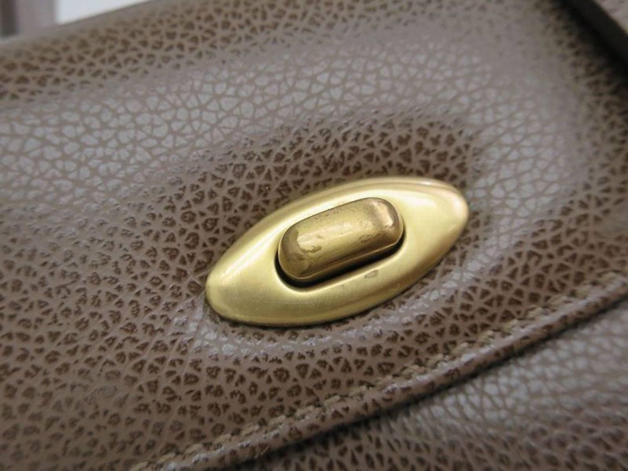 CURATOR'S NOTES   

Exclusively available on 1stDibs, Newfound Luxury presents a choice selection of vintage Coach Classics. Available for a limited time only. 

Leather
Gold hardware
Turnlock closure
Made in Italy
Handle 8