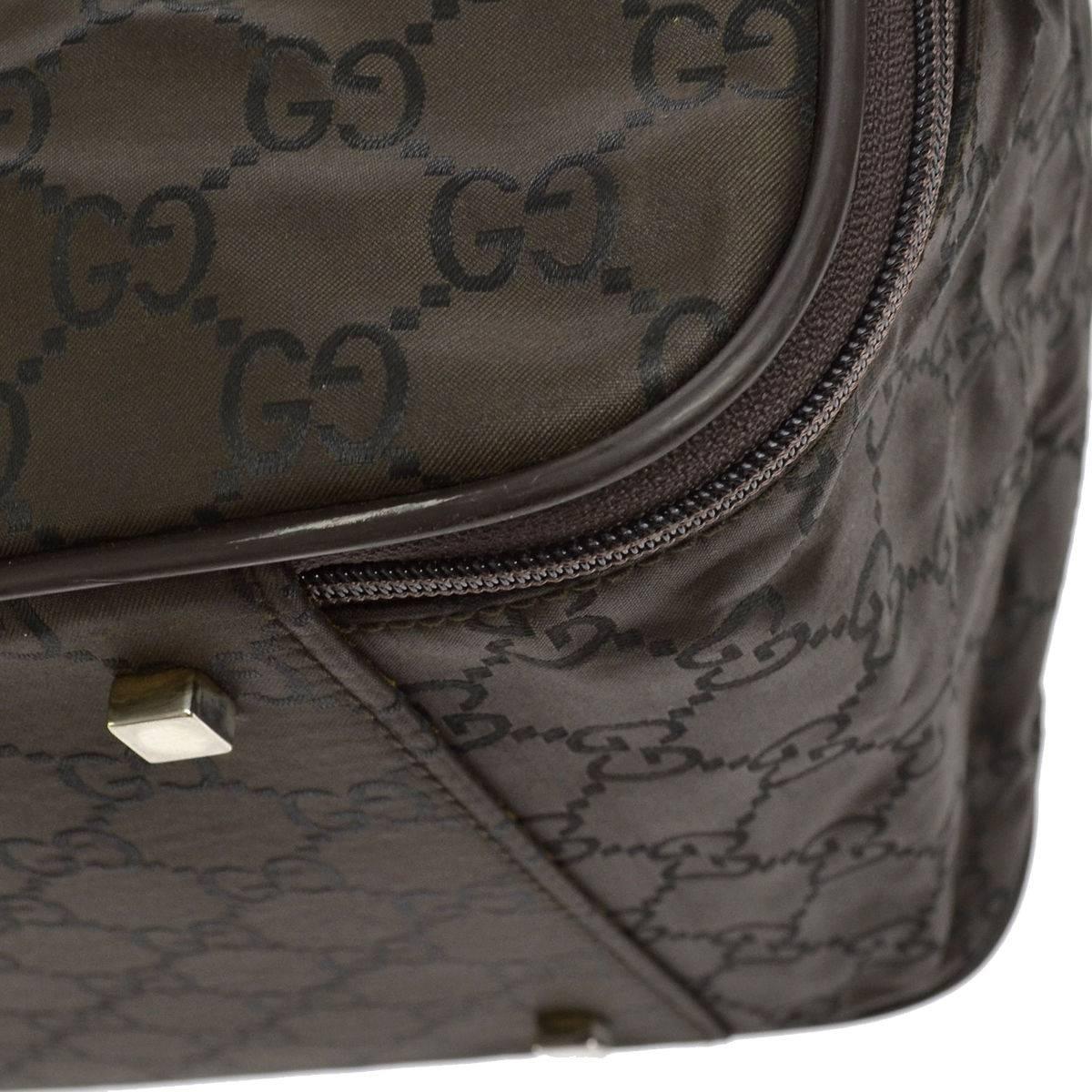 CURATOR'S NOTES

Gucci Chocolate Gucci Monogram CarryAll Duffle Luggage Travel Bag With Accessories amiable at Newfound Luxury 

Leather
Nylon
Vinyl
Zipper closure
Made in Italy
Handle 6"
Measures 27.5" W x 17" H x 9" D 
Handle