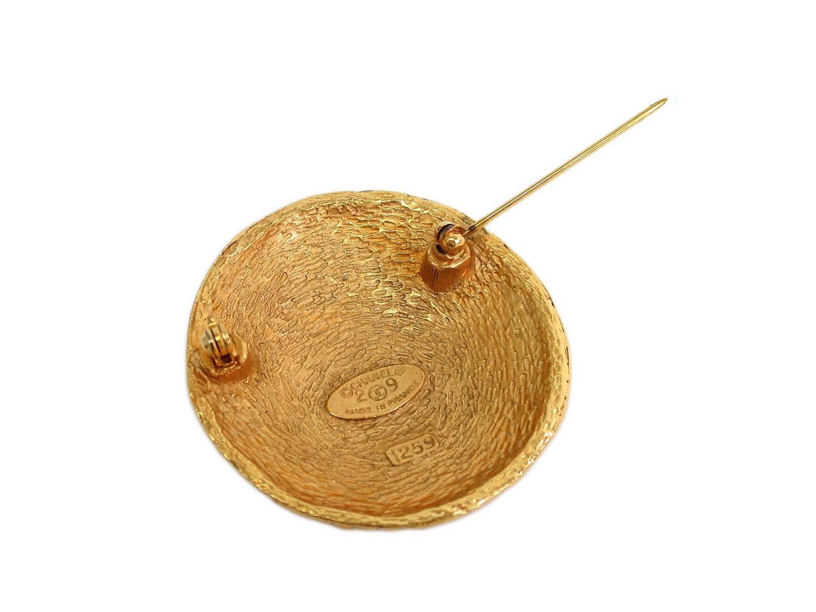 Chanel Vintage Gold CC Charm Textured Dome Pin Brooch In Good Condition In Chicago, IL