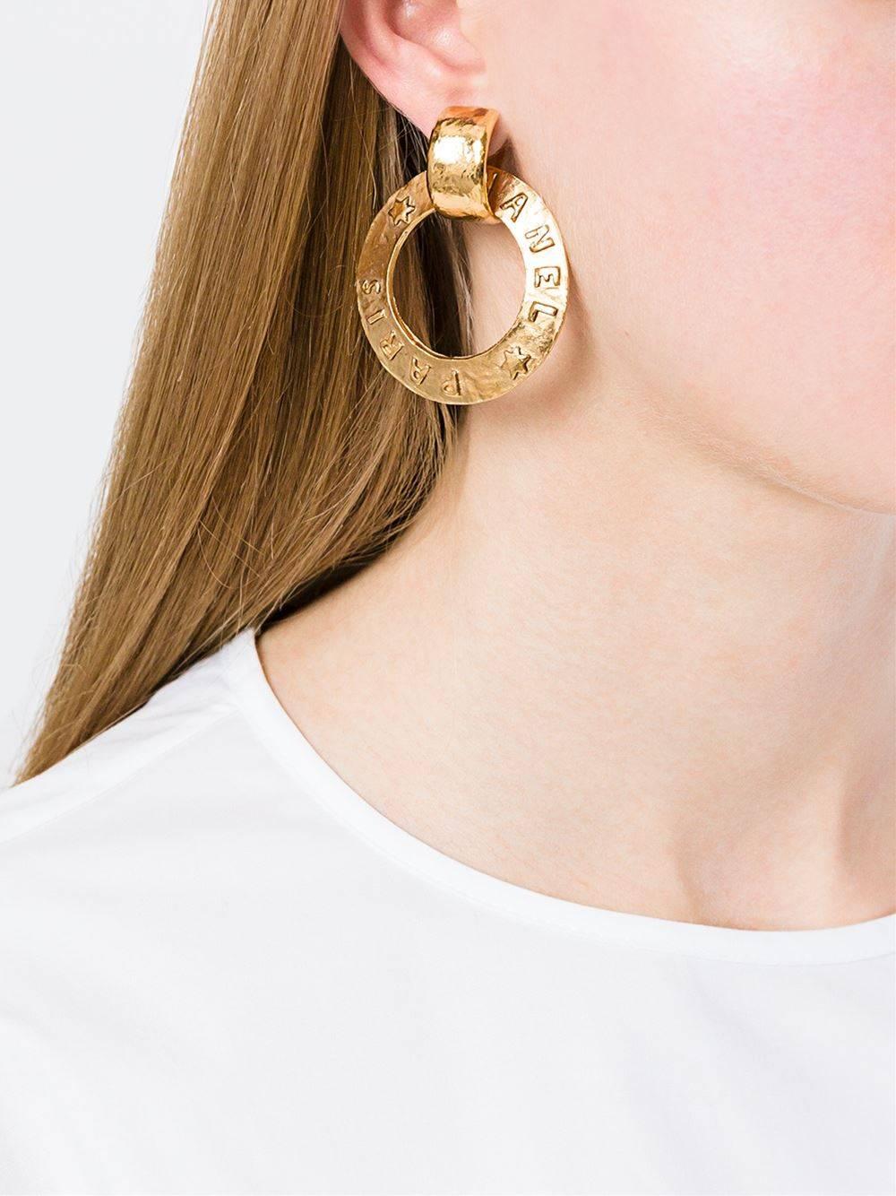 Chanel Vintage Gold 'Chanel Paris' Round Two in One Dangle Doorknocker Earrings

Metal
Gold tone
Clip on closure
Made in France
Width 2"
Drop 2.2"
