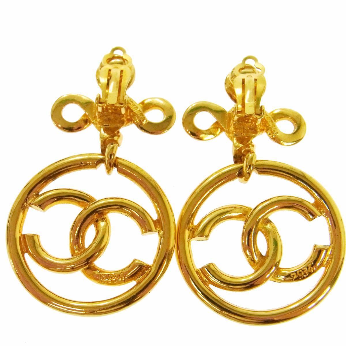 CURATOR'S NOTES  

Chanel Vintage Gold Curly Spiral Charm Dangle Drop Hoop Earrings  

Metal 
Gold tone 
Clip on closure  
Width 1.5" 
Drop 2.2"