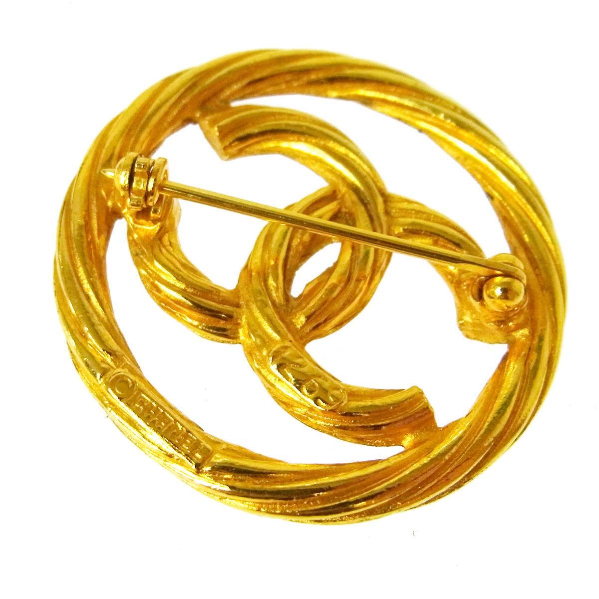 Metal
Gold tone
Pin closure
Diameter 1.4"
