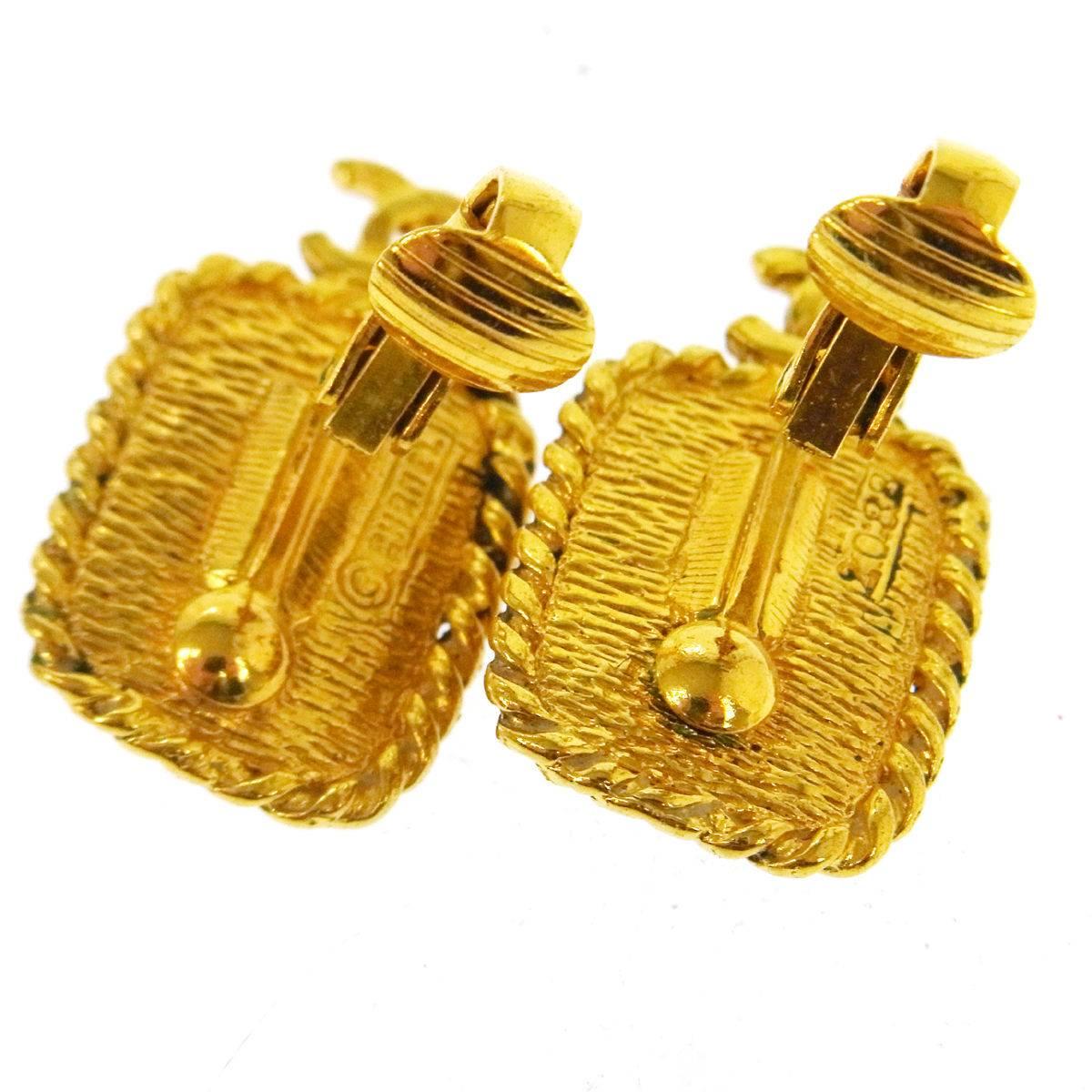 CURATOR'S NOTES

Metal
Gold tone
Gripoix 
Clip on closure 
Width 0.6