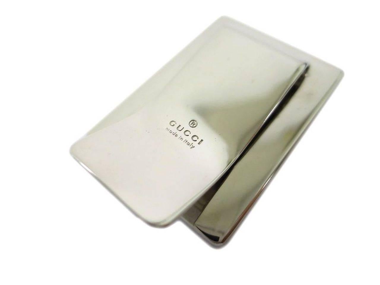 CURATOR'S NOTES

Gucci Reversible Men's Money Clip in Box 

Leather
Metal
Silver tone hardware
Made in Italy
Width 1.5"
Length 2"
Includes original Gucci box