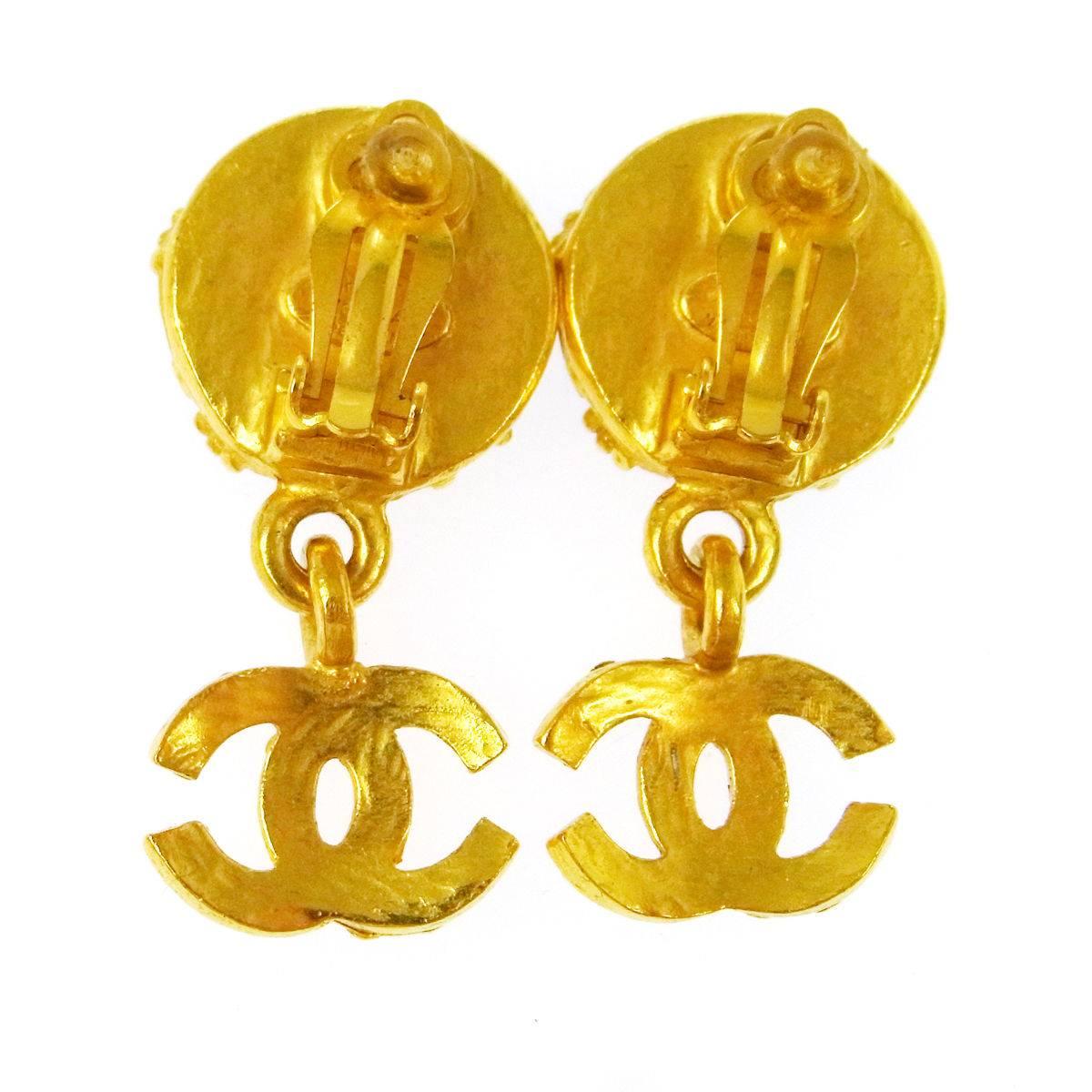 Chanel Vintage Black Round Button Gold Charm Evening Dangle Drop Earrings In Excellent Condition In Chicago, IL