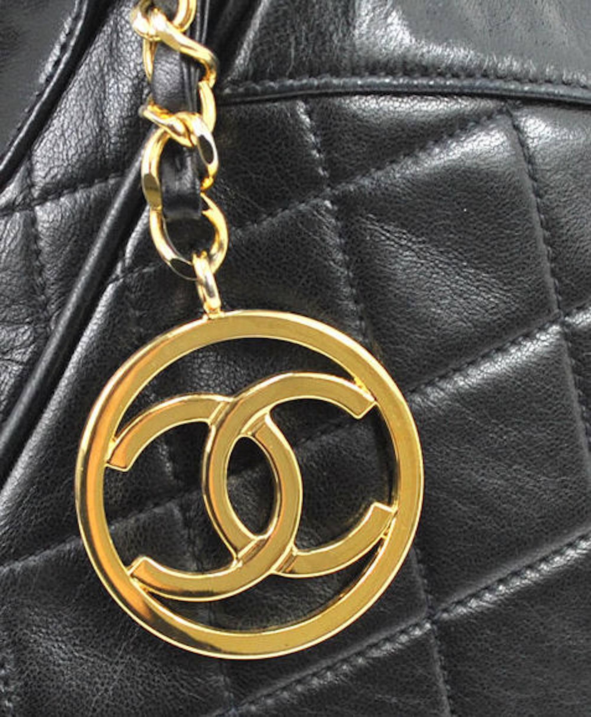 CURATOR'S NOTES

Chanel Black Lambskin Coin Charm Hobo Style Short Shoulder Top Handle Bag 

Lambskin leather
Gold tone hardware
Zipper closure
Made in Italy
Shoulder strap drop 7.5"
Charm measures 2" W x 2" H 
Measures 10.5" W x