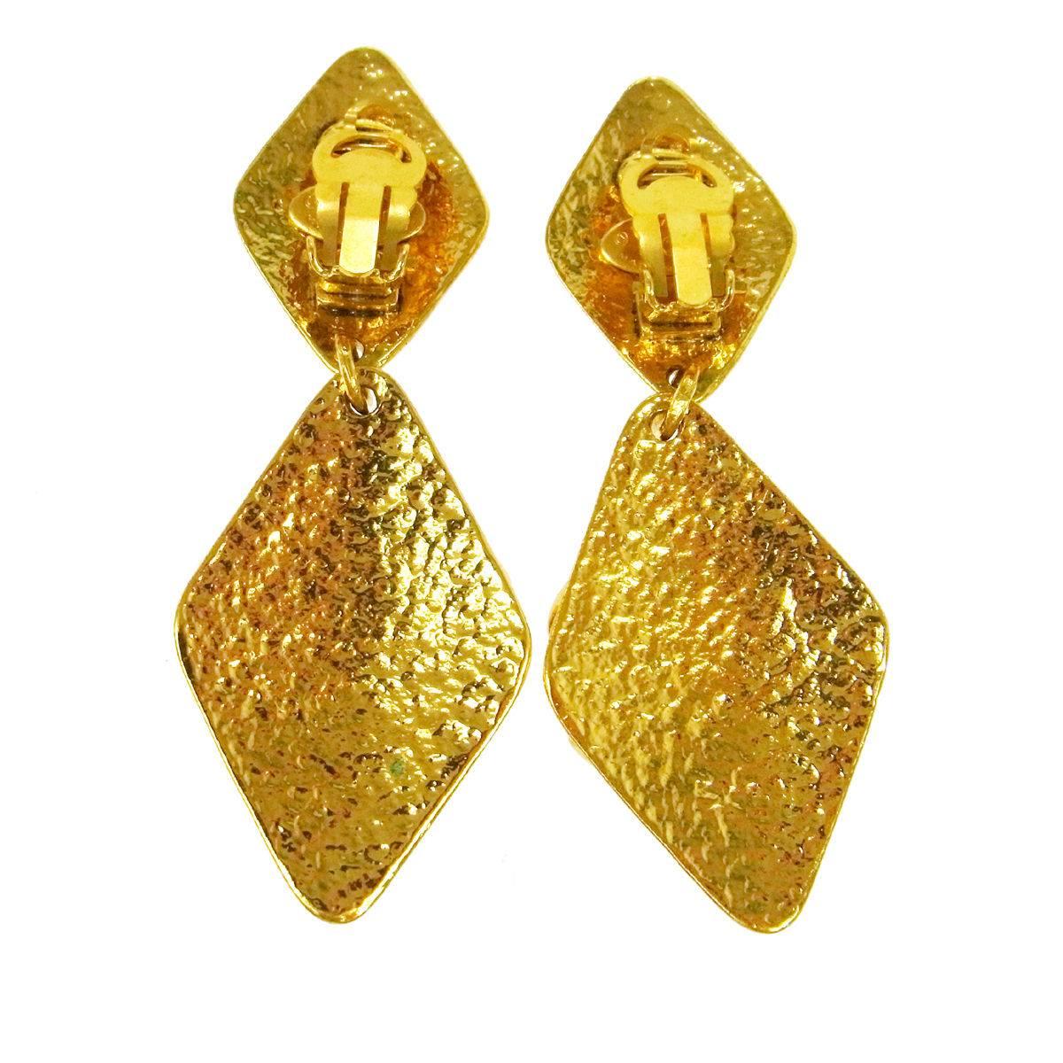 Chanel Vintage Gold Hammered Two Tier Charm Evening Long Dangle Drop Earrings In Excellent Condition In Chicago, IL