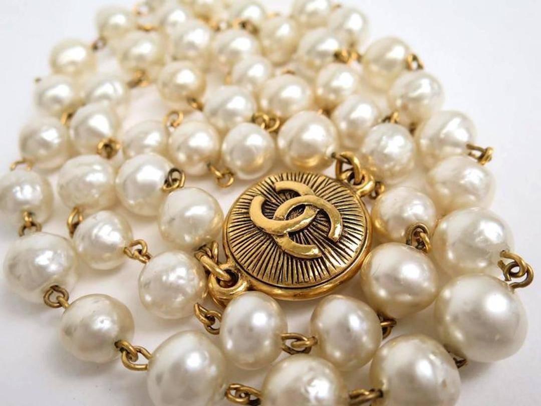 Chanel Vintage Long Single Strand Pearl Gold Charm Sautoir Long Necklace In Excellent Condition In Chicago, IL
