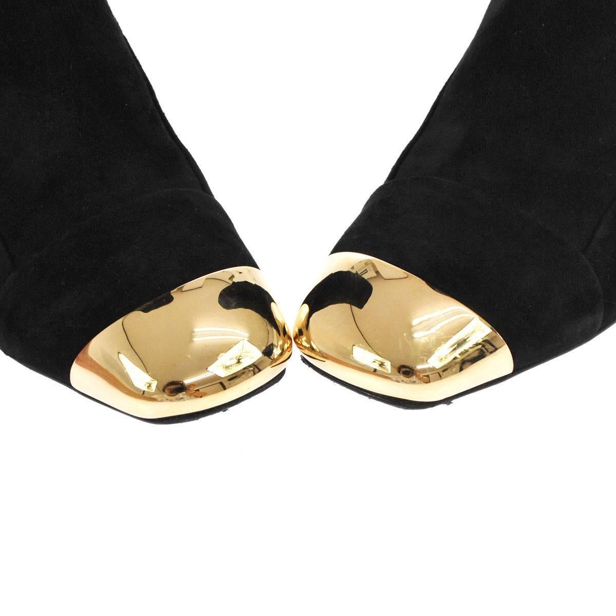 CURATOR'S NOTES

WOW!  Amazing price reduction for a limited time only!

Size listed IT 37
Suede
Metal
Gold tone
Made in Italy
Heel height 2