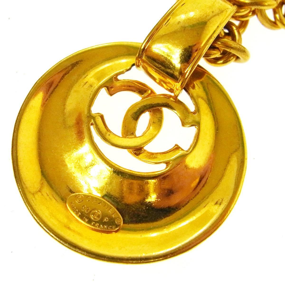 Chanel Vintage Gold Long Link Oval Medallion Coin Charm Necklace 

Metal
Gold tone
Lobster claw closure
Made in France
Charm measures 2"
Chain length 31"