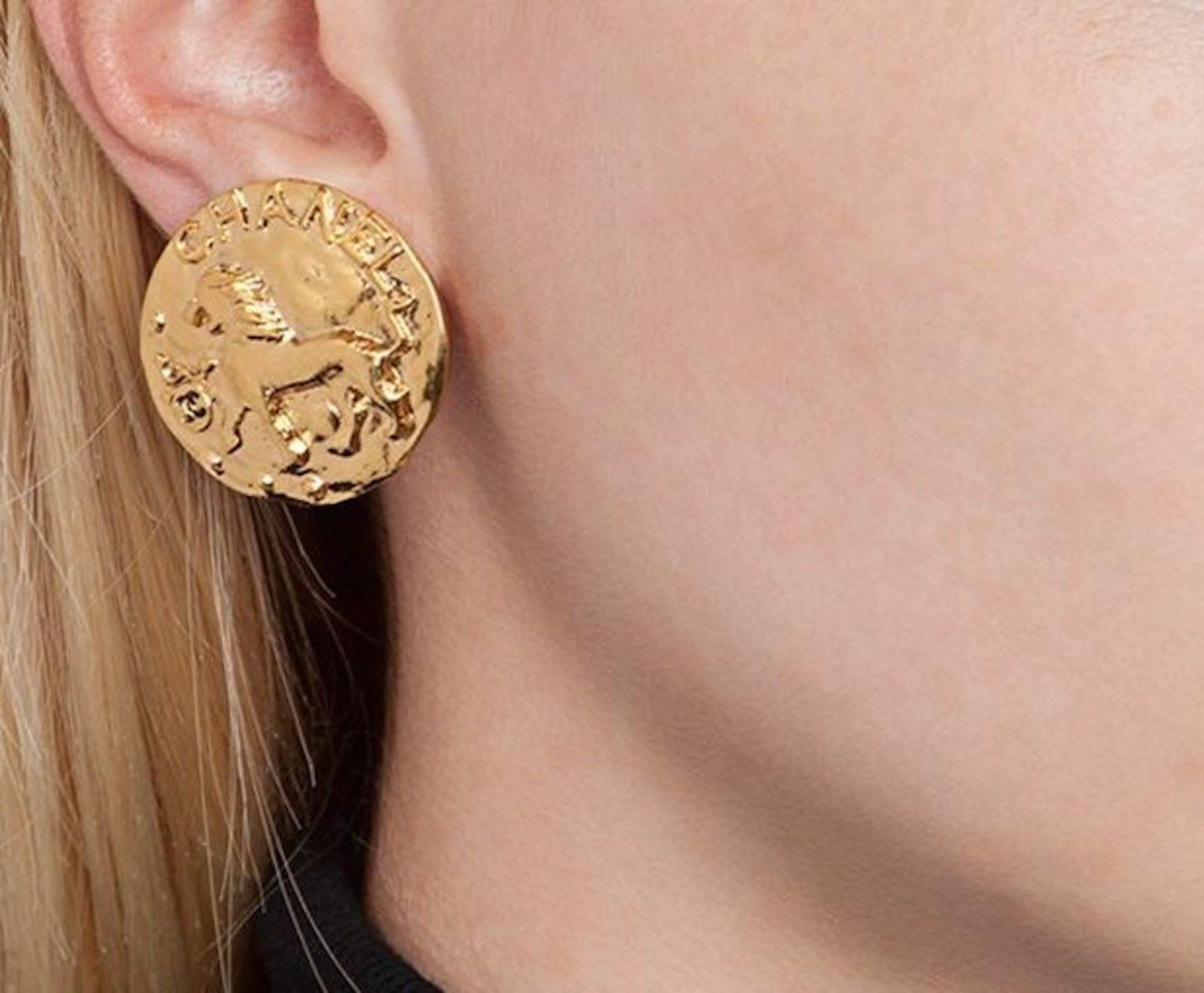 Chanel Vintage Gold Lion Charm Button Evening Stud Earrings 

Metal
Gold tone
Clip on closure
Made in France
Diameter ~1.4"