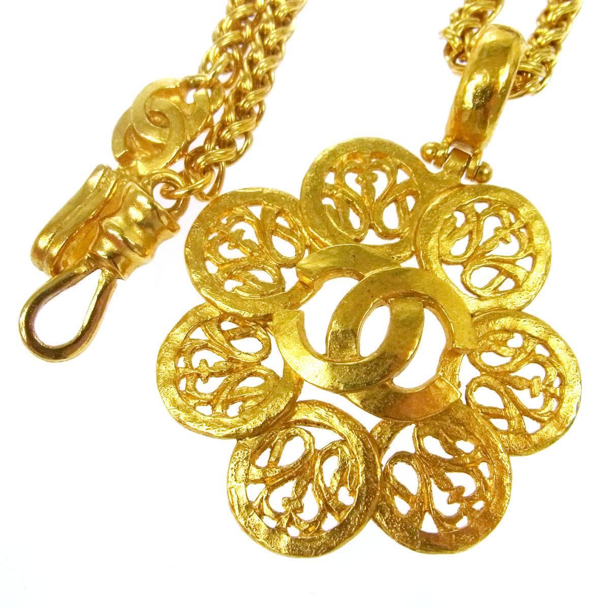 Chanel Vintage Gold Filigree Textured Charm Link Drape Evening Necklace in Box In Excellent Condition In Chicago, IL