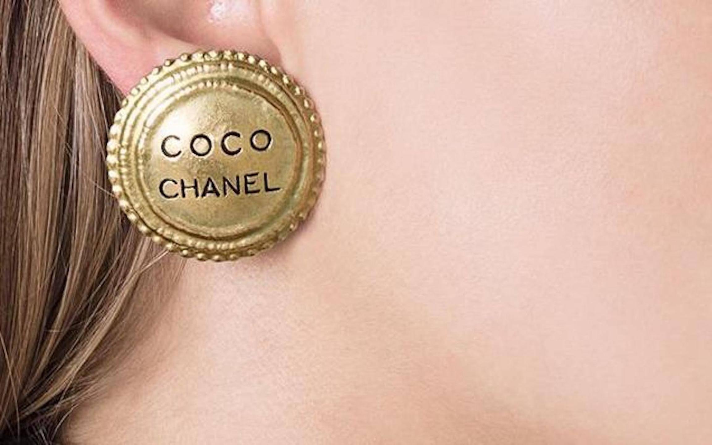 Chanel Vintage Gold CHANEL PARIS Charm Round Evening Stud Earrings

Metal
Gold tone
Clip on closure
Made in France
Diameter ~1