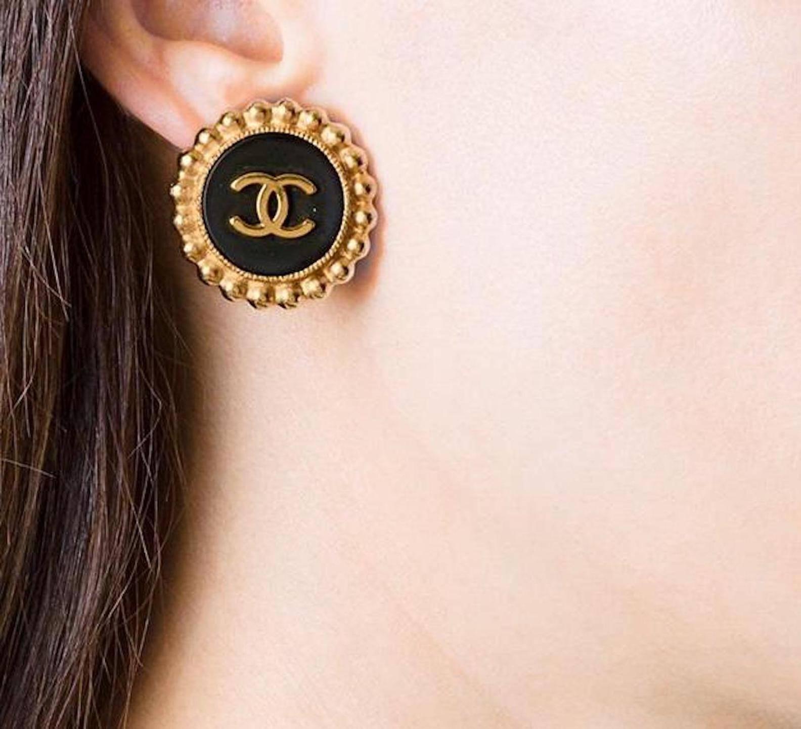 Chanel Vintage Gold Black Enamel Round Charm Textured Stud Evening Earrings

Metal
Enamel
Clip on closure
Made in France
Diameter 1"