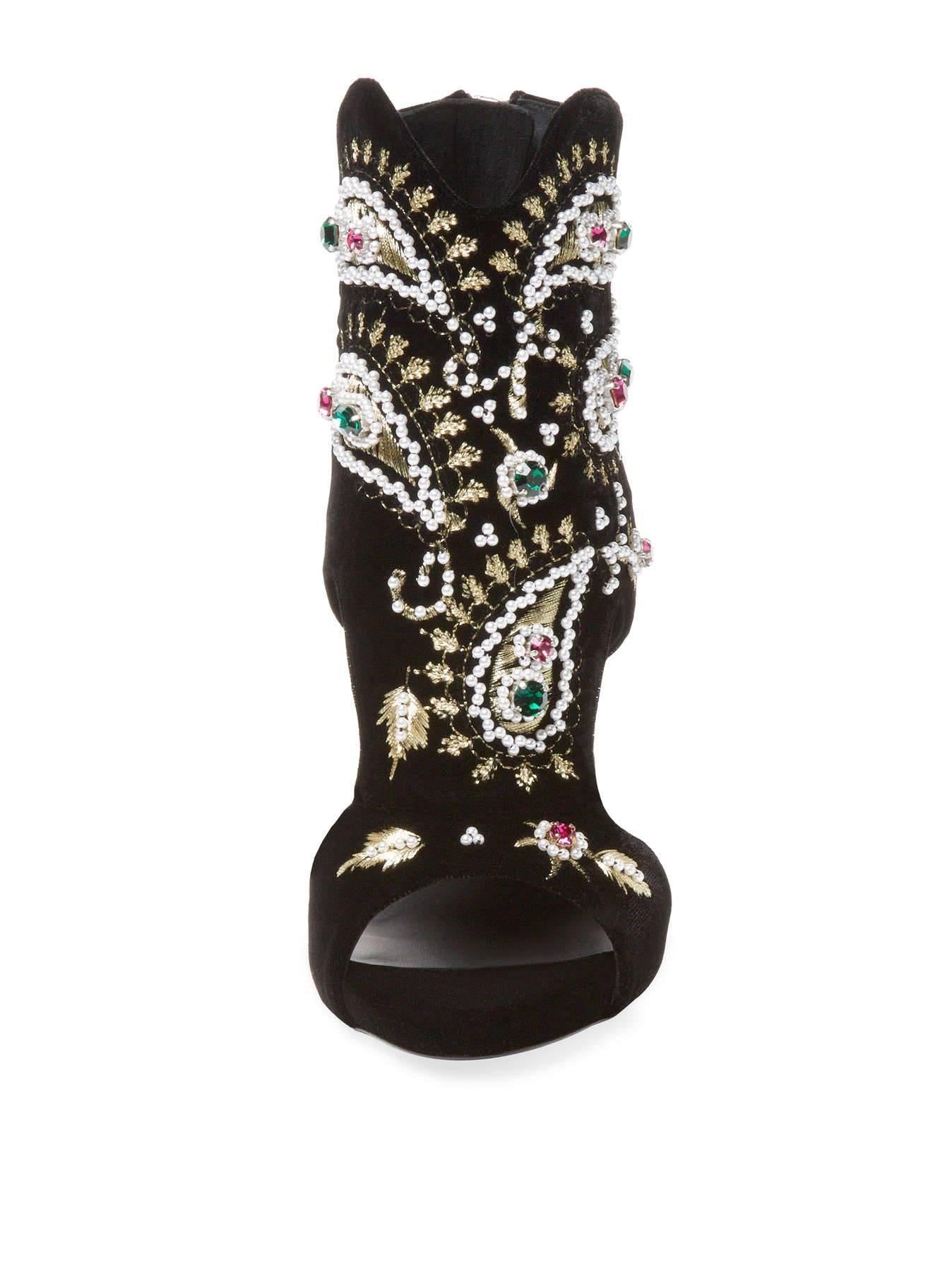 CURATOR'S NOTES

AMAZING price reduction for a limited only!

Size IT 36
Velvet
Bead
Rhinestone
Zip closure
Made in Italy
Heel height 4.75