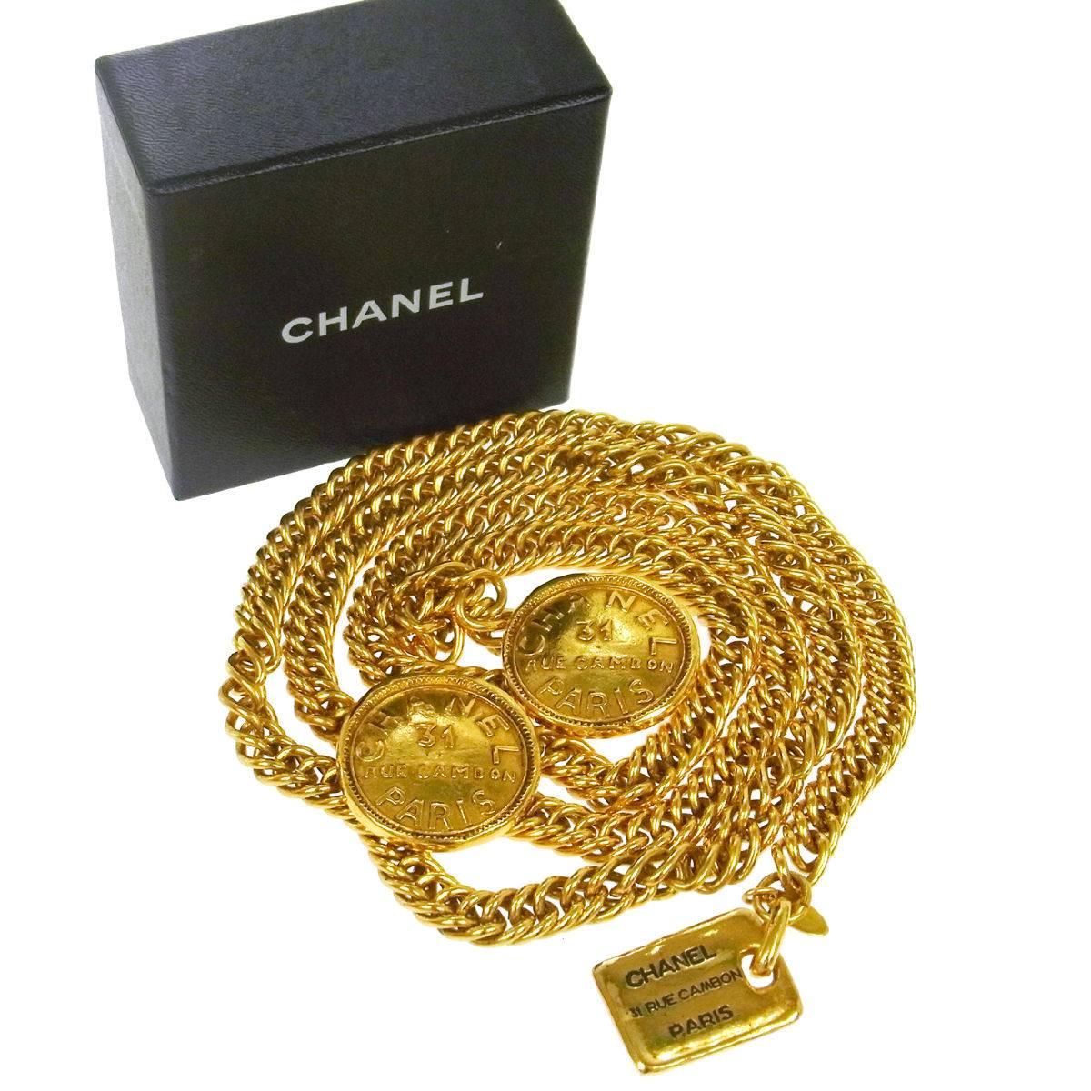 CURATOR'S NOTES

AMAZING price reduction for a limited time only!

Metal
Gold tone
Hook closure
Made in France
Width 0.5"
Total length 32"
Includes original Chanel box

Shop Newfound Luxury for authentic vintage Chanel belts.