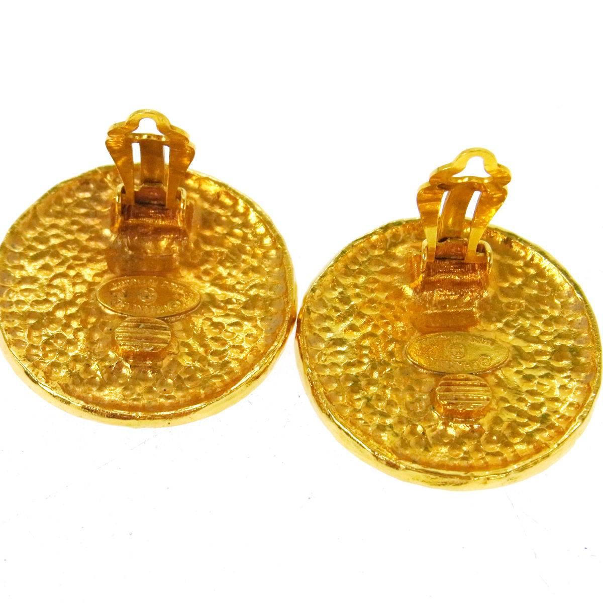 Chanel Vintage Gold Textured Leo Lion Evening Stud Earrings In Excellent Condition In Chicago, IL