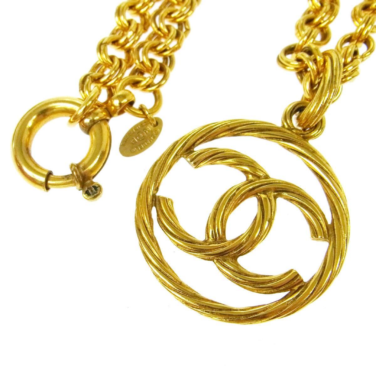 Chanel Vintage Textured Gold Charm Coin Pendant Link Necklace in Box

Metal
Gold tone
Lobster claw closure
Made in France
Charm diameter 1.5