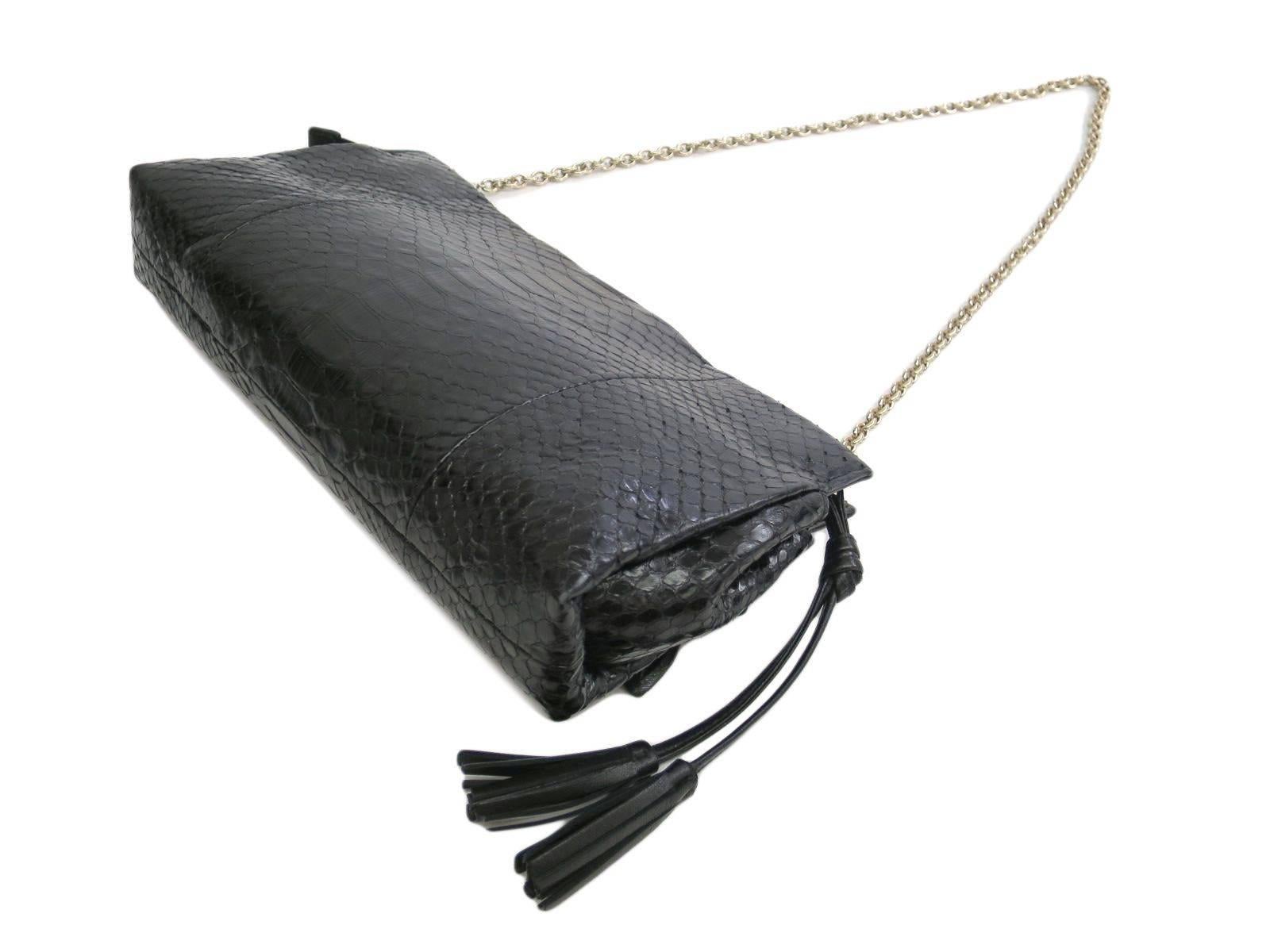 Gucci Black Snakeskin Leather Gold Chain 2 in 1 Evening Clutch Shoulder Flap Bag In Good Condition In Chicago, IL
