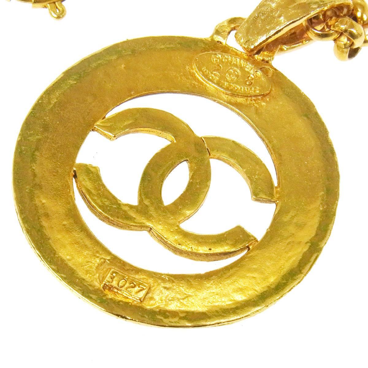 Chanel Vintage Gold Large Coin Charm Pendant Long Drape Necklace in Box In Good Condition In Chicago, IL
