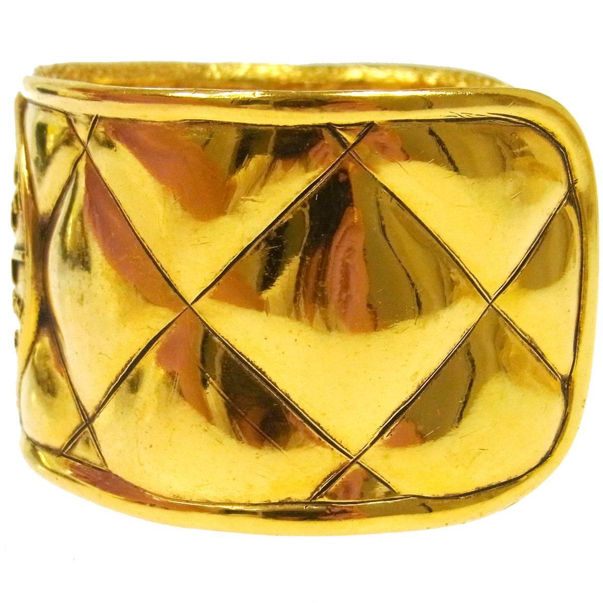 CURATOR'S NOTES

Metal
Gold tone
Slip on closure
Made in France
Width 1.5"
Inner circumference ~7"

Shop Newfound Luxury for authentic vintage Chanel cuff bracelets.