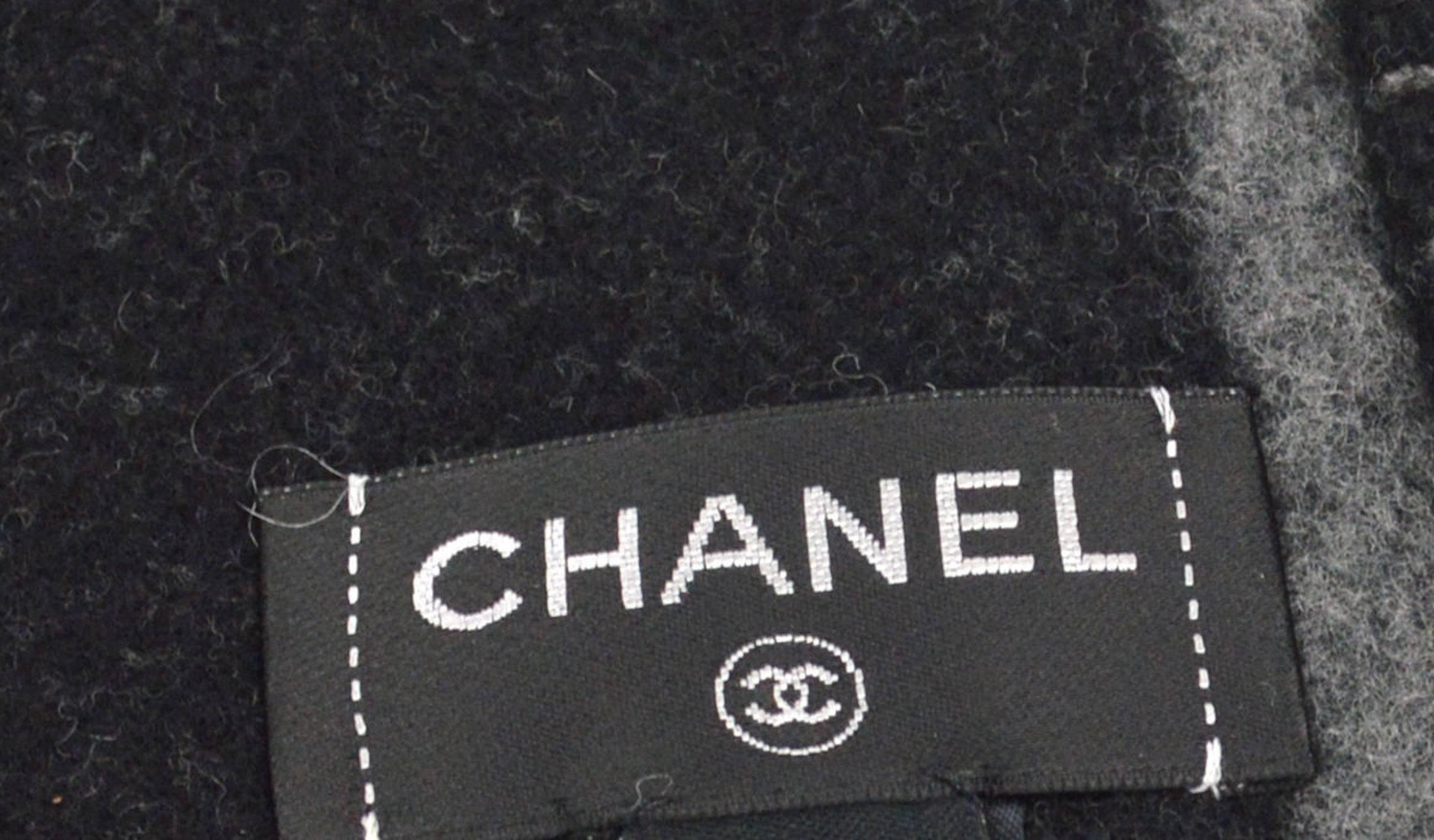 Chanel Black Gray Wool Decor Men's Women's Throw Blanket in Dust Bag Cover In Good Condition In Chicago, IL