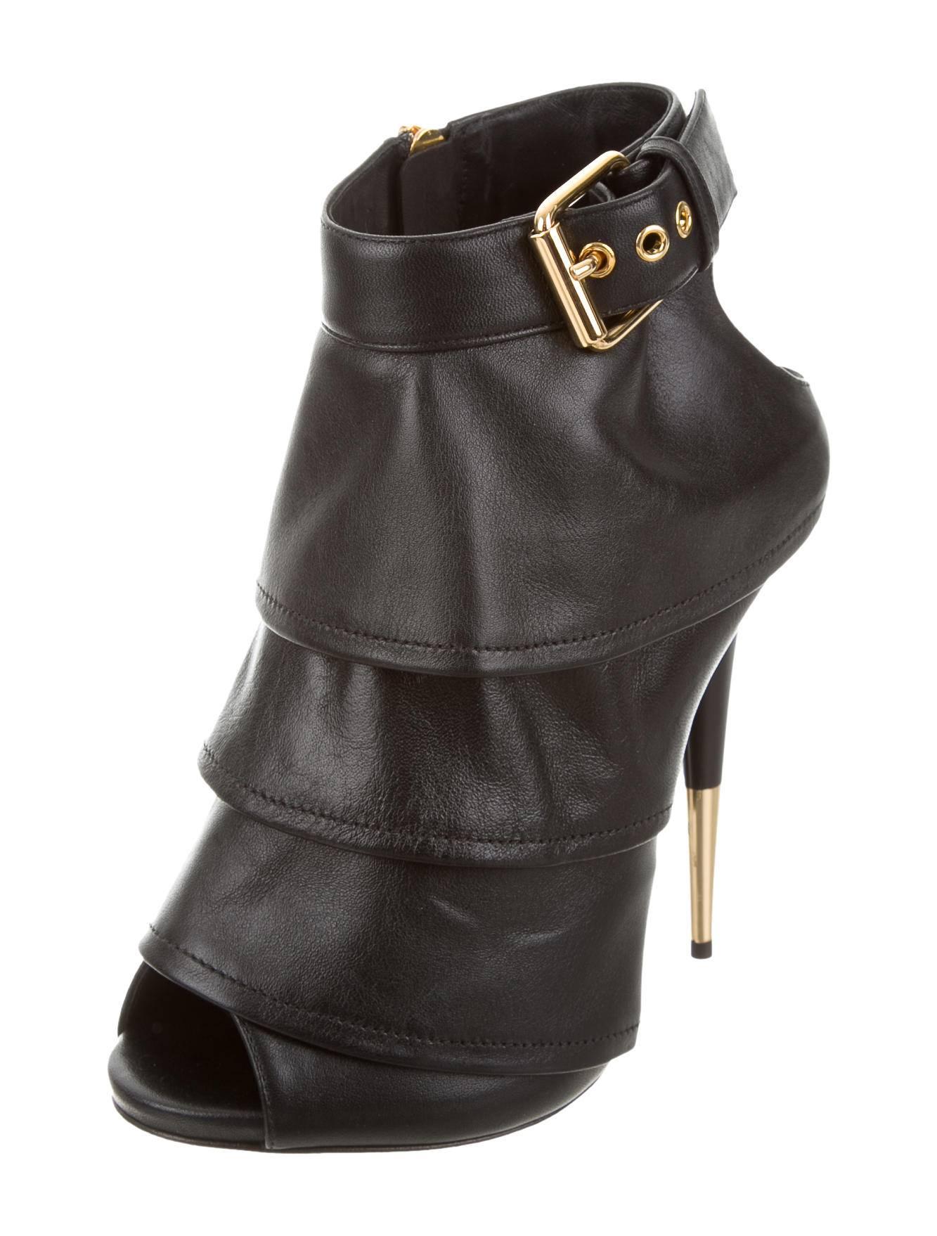 CURATOR'S NOTES

Giuseppe Zanotti NEW & SOLD OUT Black Leather Gold Heels in Box  

Size IT 37
Leather
Resin
Gold tone hardware
Zipper closure
Made in Italy
Heel height 4.75"
Includes original Giuseppe Zanotti dust bag and box