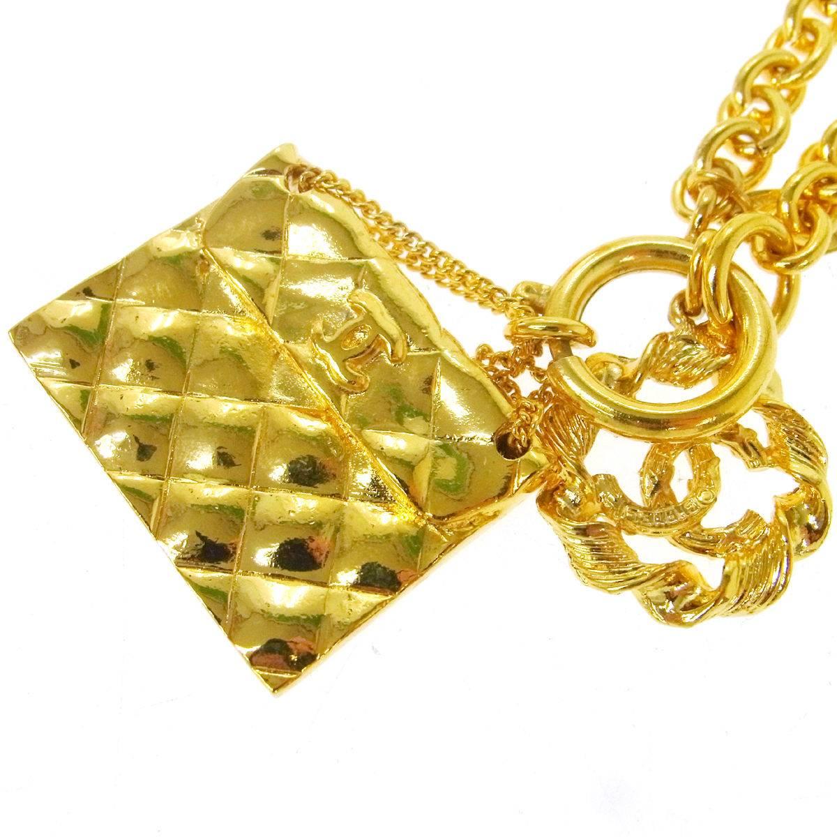 CURATOR'S NOTES

Chanel Vintage Gold Flap Bag Charm Chain Necklace 

Metal
Gold tone
Lobster claw closure
Made in France
Charm diameter ~1"
Total chain length 23.5"