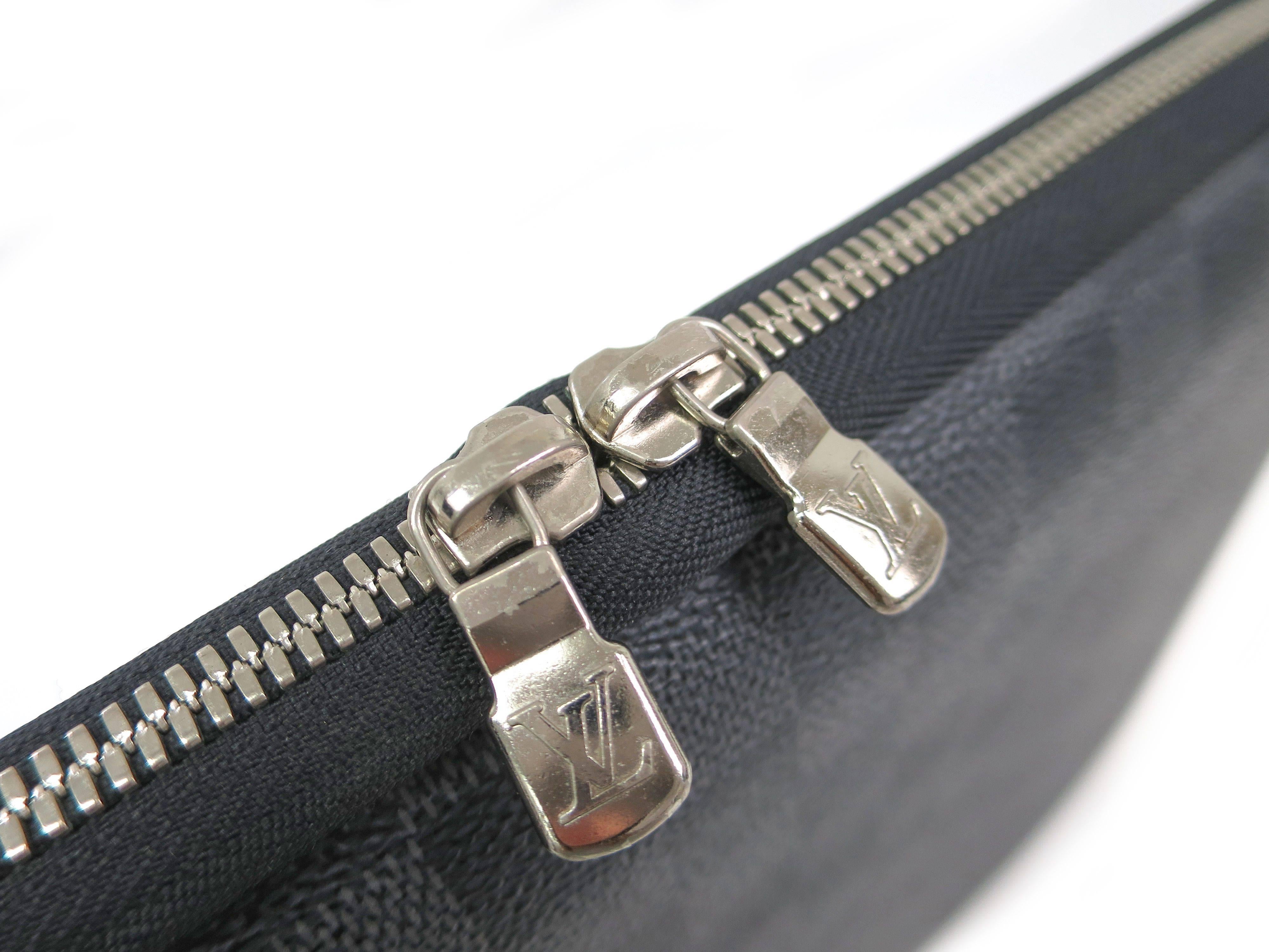 CURATOR'S NOTES

Louis Vuitton Monogram Canvas Tech Laptop Men's Carryall Travel Bag Case  

Coated canvas
Suede lining
Silver tone hardware
Zipper closure
Made in France
Date code  VI3059
Measures 13.8" W x 10.2" H x 2" D 

Shop