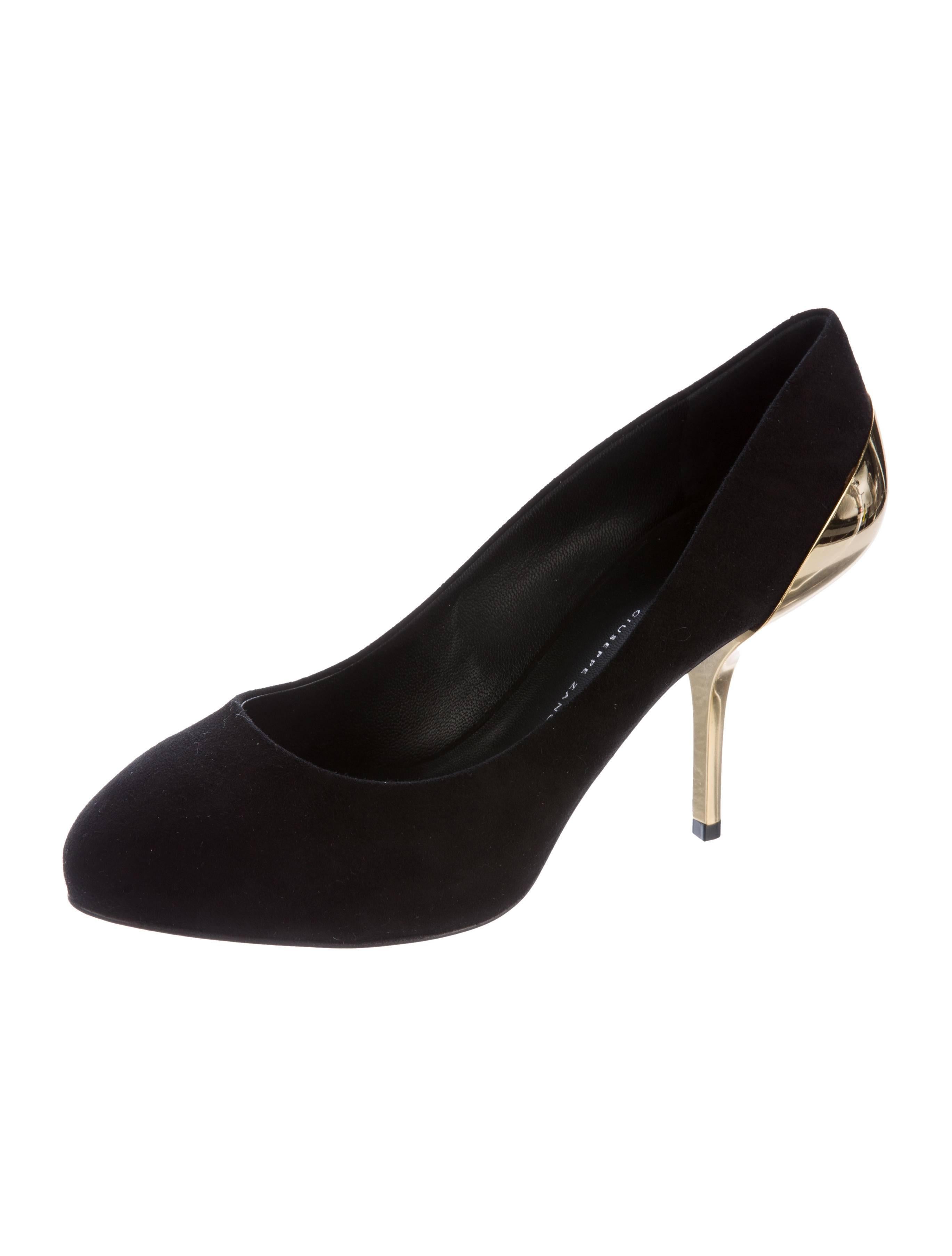 CURATOR'S NOTES

Size IT 39
Suede 
Metal
Gold tone
Heel height 4.5"
Includes original Giuseppe Zanotti dust bag and box
