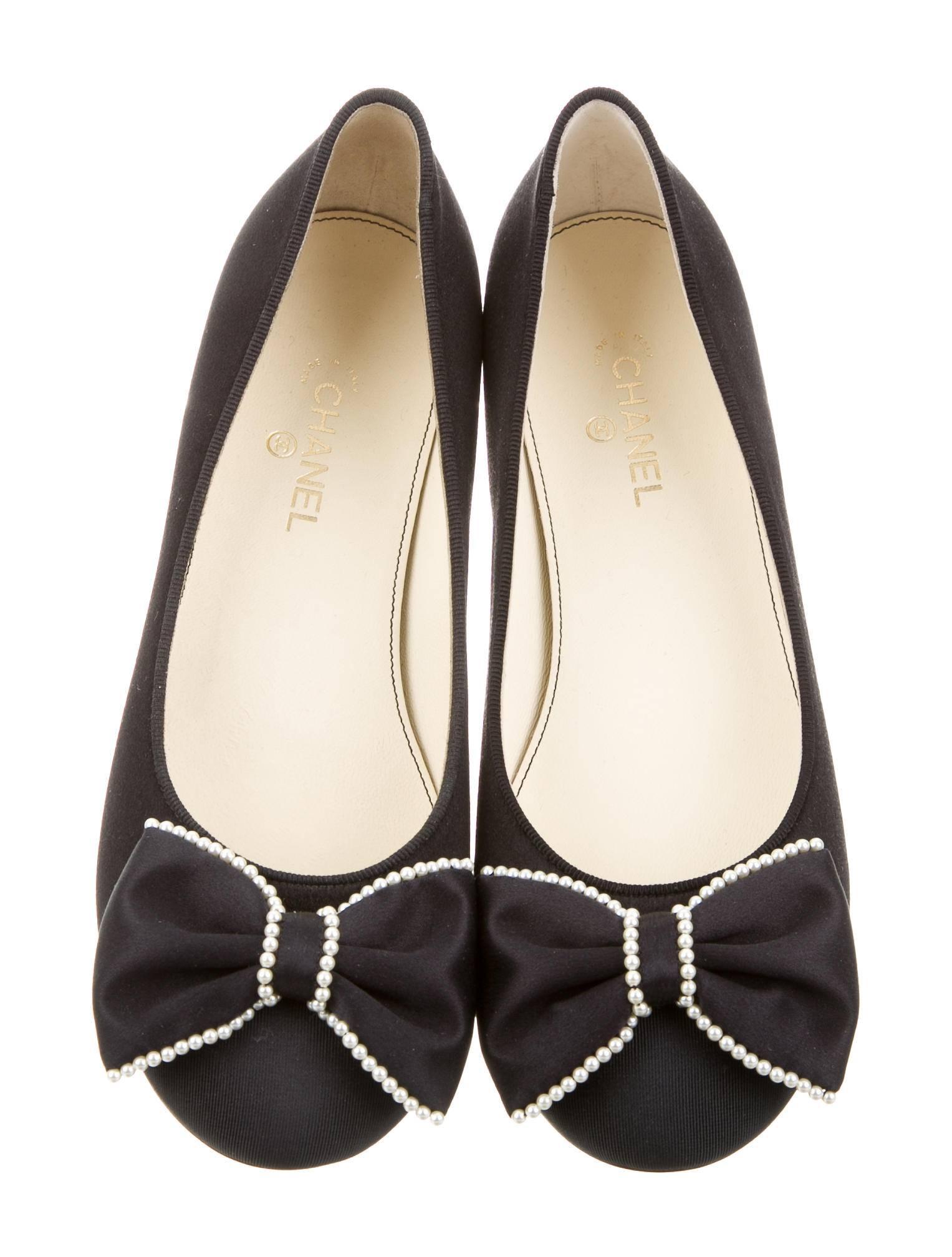 CURATOR'S NOTES

Chanel NEW & SOLD OUT Black Pearl Gold Bow Shoes Flats in Box 

Size IT 36
Satin
Faux pearl
Gold tone trim
Made in Italy
Heel height 0.25"
Includes original Chanel box

Shop Newfound Luxury for authentic new Chanel flaps