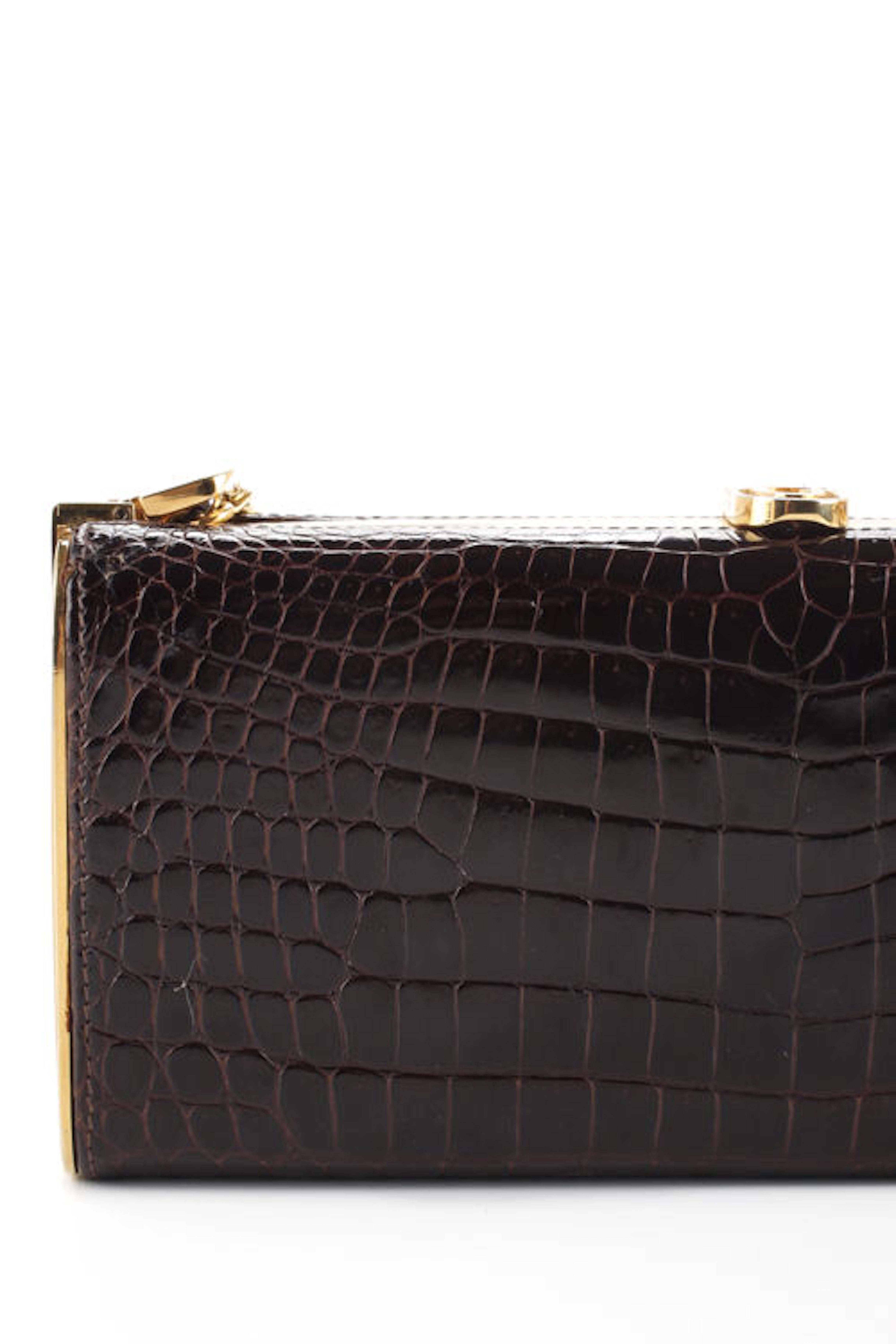 CURATOR'S NOTES

Gucci Vintage Alligator Brown Gold Kisslock 2 in 1 Gold Chain Shoulder Bag Box Evening Clutch  

Alligator
Gold tone hardware
Leather lining 
Kisslock clasp closure 
Made in Italy
Strap drop 14"
Measures 9" W x 4" H x