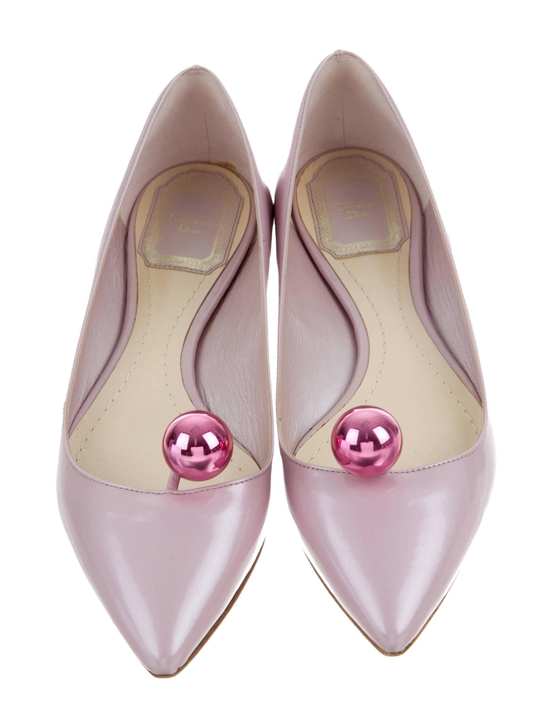 CURATOR'S NOTES

Christian Dior NEW & SOLD Pink Patent Ball Evening Flats in Box 

Size IT 36
Patent leather
Made in Italy
Heel height 0.25