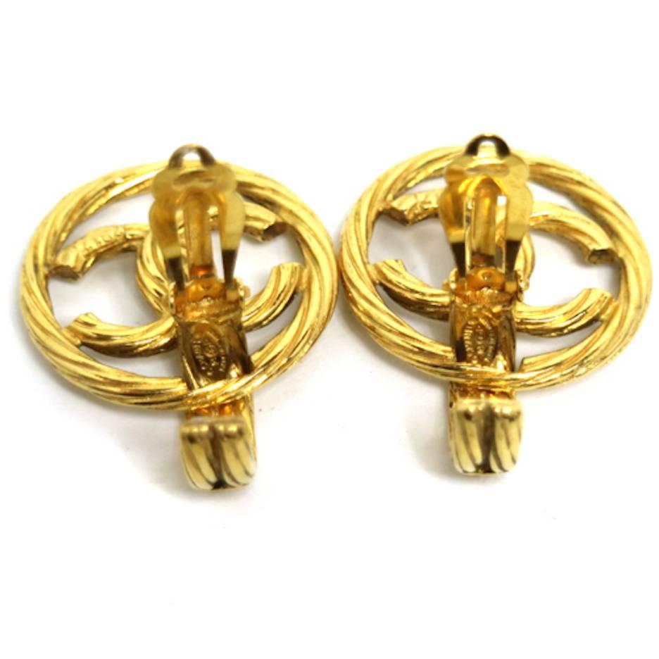 CURATOR'S NTOES

Chanel Vintage Gold Braided Circle Hoop Doorknocker Evening Earrings in Box 

Metal
Gold tone
Clip on closure
Made in France
Width 1.5"
Drop 2"
Includes original Chanel box

Shop Newfound Luxury for authentic vintage