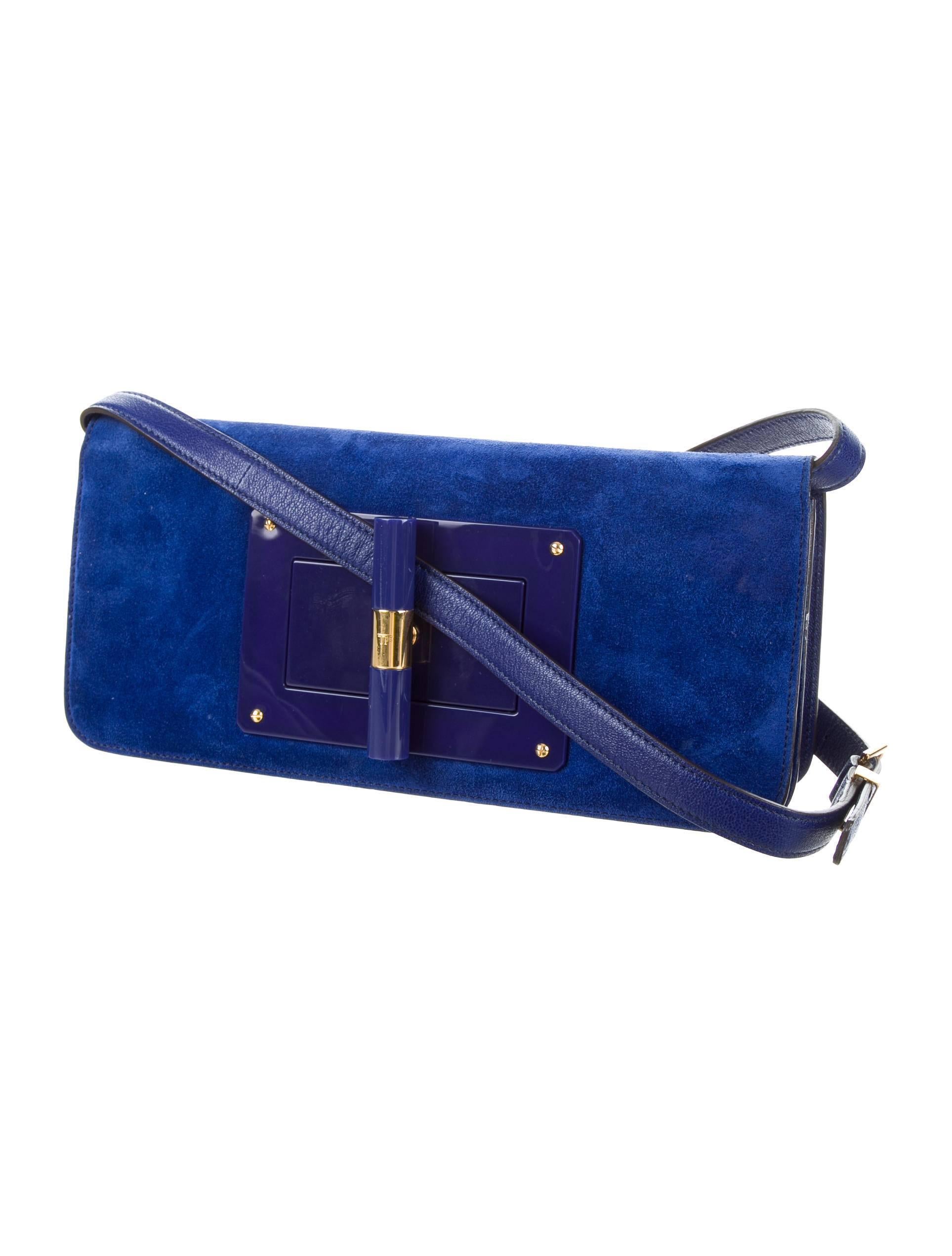 CURATOR'S NOTES

Tom Ford NEW Blue Suede Gold Turnlock Envelope Shoulder Crossbody Flap Bag 

Suede
Gold-tone hardware
Adjustable shoulder strap
Suede lining
Turn-lock closure 
Includes dust bag. 
Shoulder strap drop 19"
Measures 11" W x