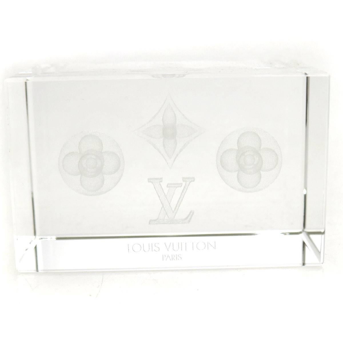 Louis Vuitton Monogram Crystal Cube Desk Table Decorative Paper Weight in Box

Heavy and substantial, this statement home good is the ideal accent for any study, den, office or coffee table.

Crystal
Made in France 
Measures 3