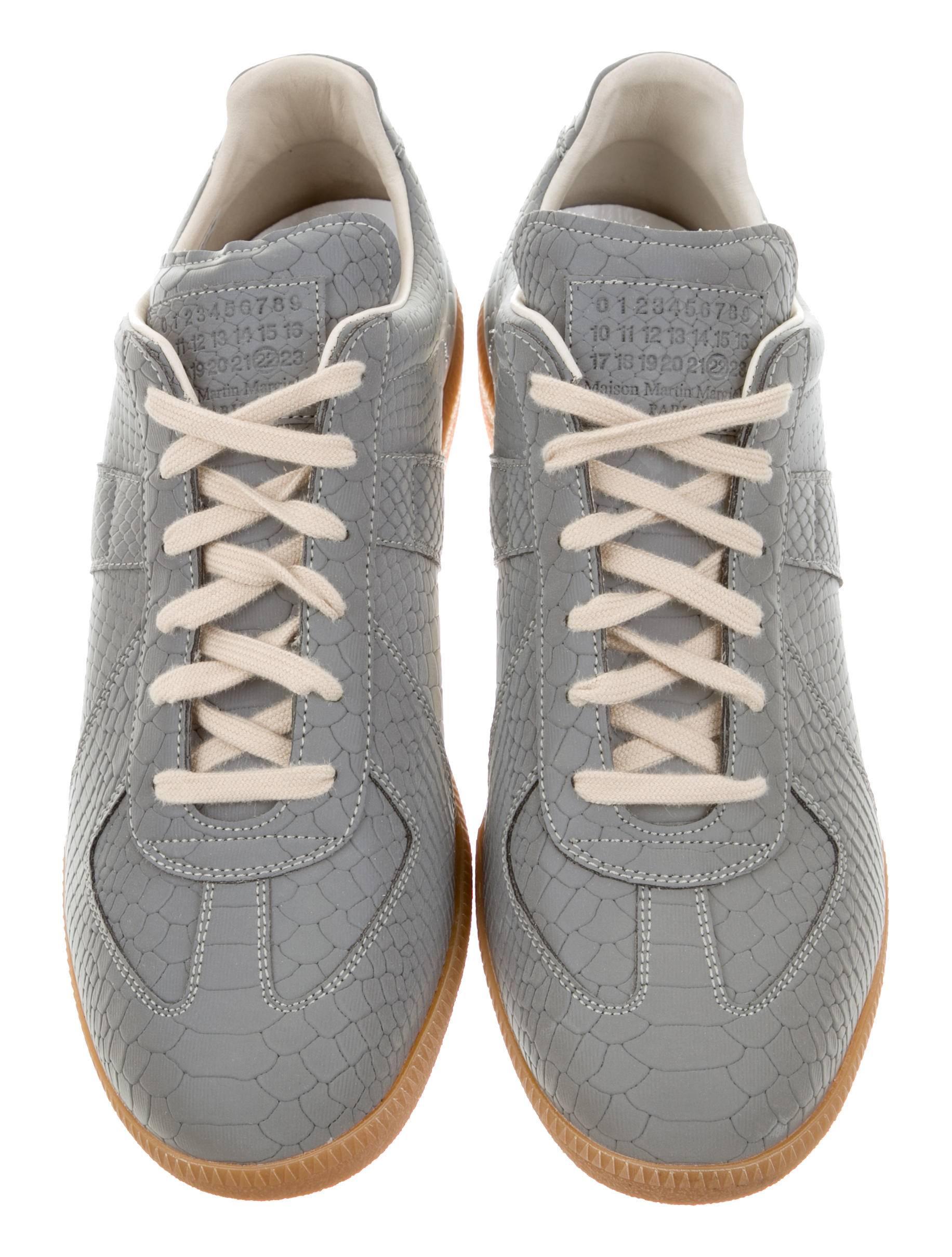 CURATOR'S NOTES

Maison Martin Margiela NEW Men's Gray Leather Low Tops Sneakers Casual Shoes in Box  

Size EU 45 (US 12)
Leather 
Rubber sole
Tie closure
Made in Italy
Heel height 1"
Includes original Maison Martin Margiela dust bag and box