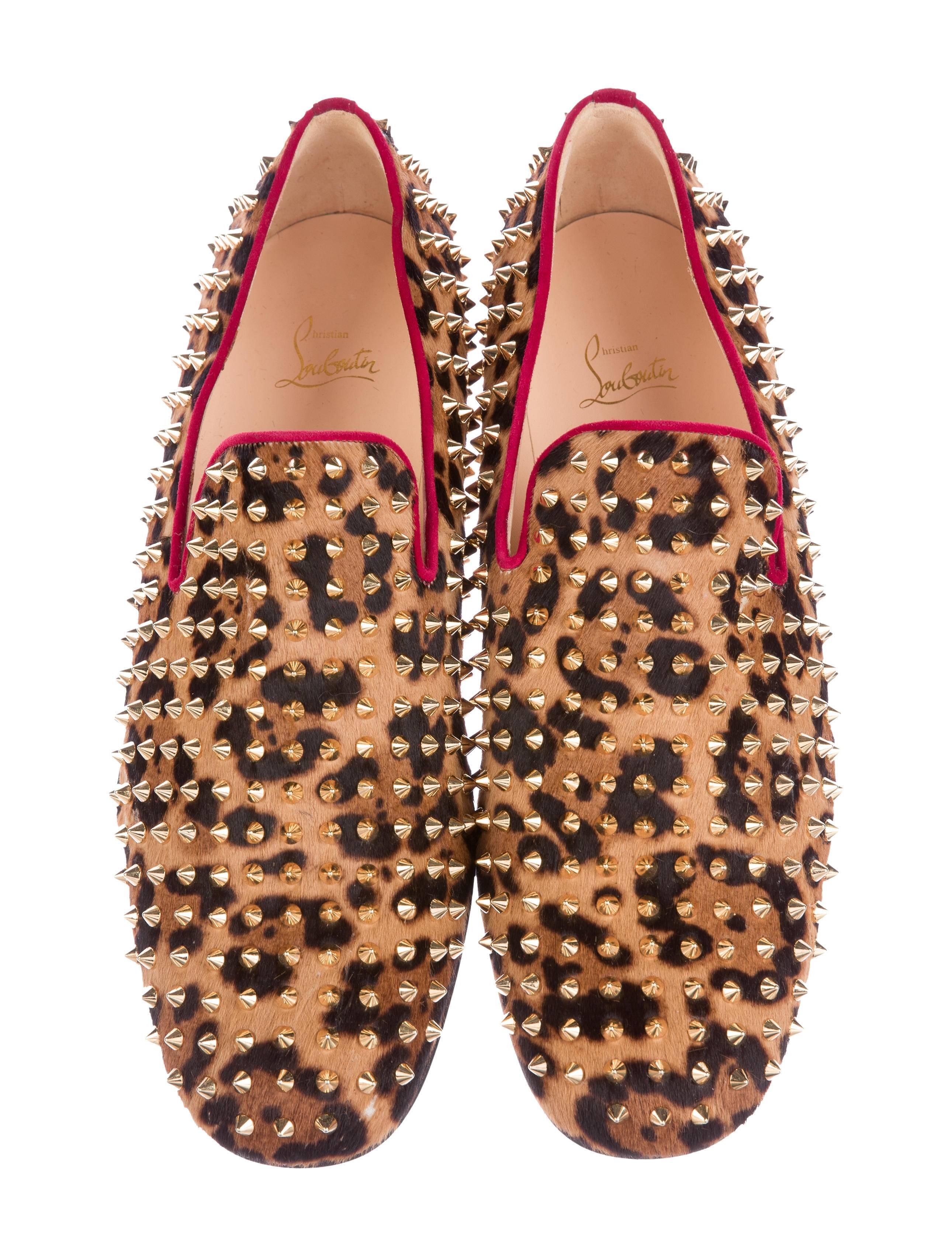 CURATOR'S NOTES

Christian Louboutin NEW Men's Leopard Calf Hair Stud Smoking Slipper Shoes Loafers available in Newfound Luxury

Size EU 46 (US 13)
Calf hair
Metal
Gold tone hardware
Slip on
Made in Italy
Heel height 1