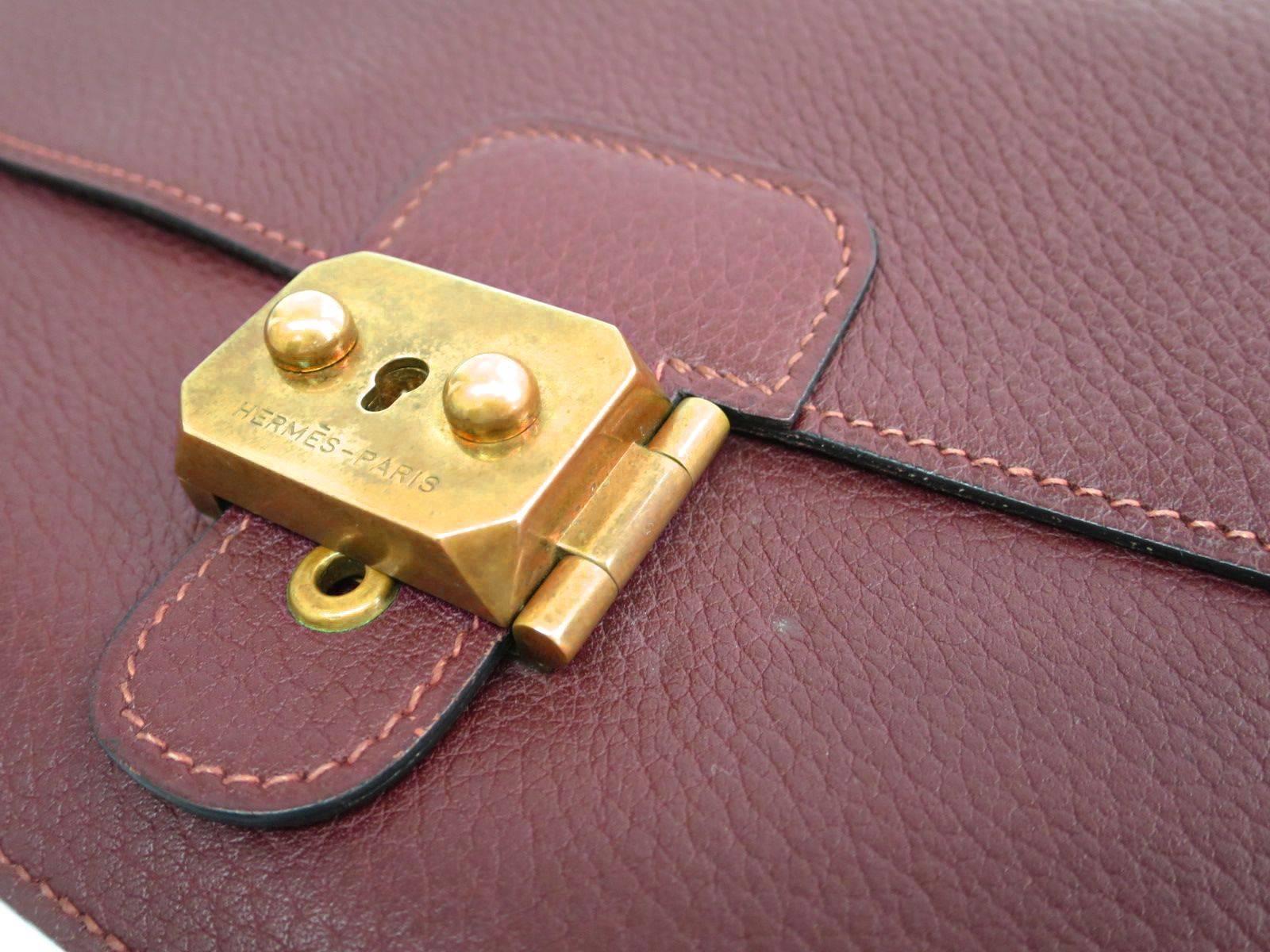 CURATOR'S NOTES

Hermes Vintage Red Leather Gold Envelope Evening Wristlet Clutch Flap Bag  

Leather
Gold tone hardware
Push lock closure
Made in France 
Date code Square A
Measures 9.5" W x 6.75" H
Includes original Hermes clochette and