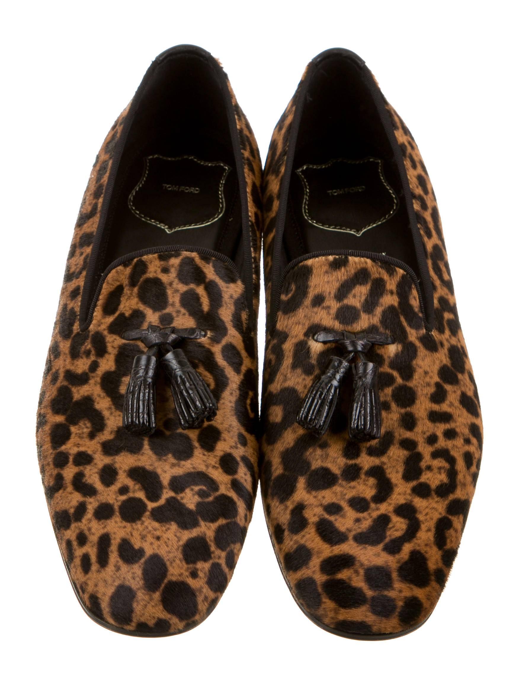 CURATOR'S NOTES 

Tom Ford New Men's Leopard Print Loafers Flats Slippers Shoes in Box  

Original retail price $2,495 
Size IT 42 (US 10)
Ponyhair fur 
Grosgrain trim 
Leather sole
Leather tassel 
Made in Italy 
Heel height 0.75" 
Includes