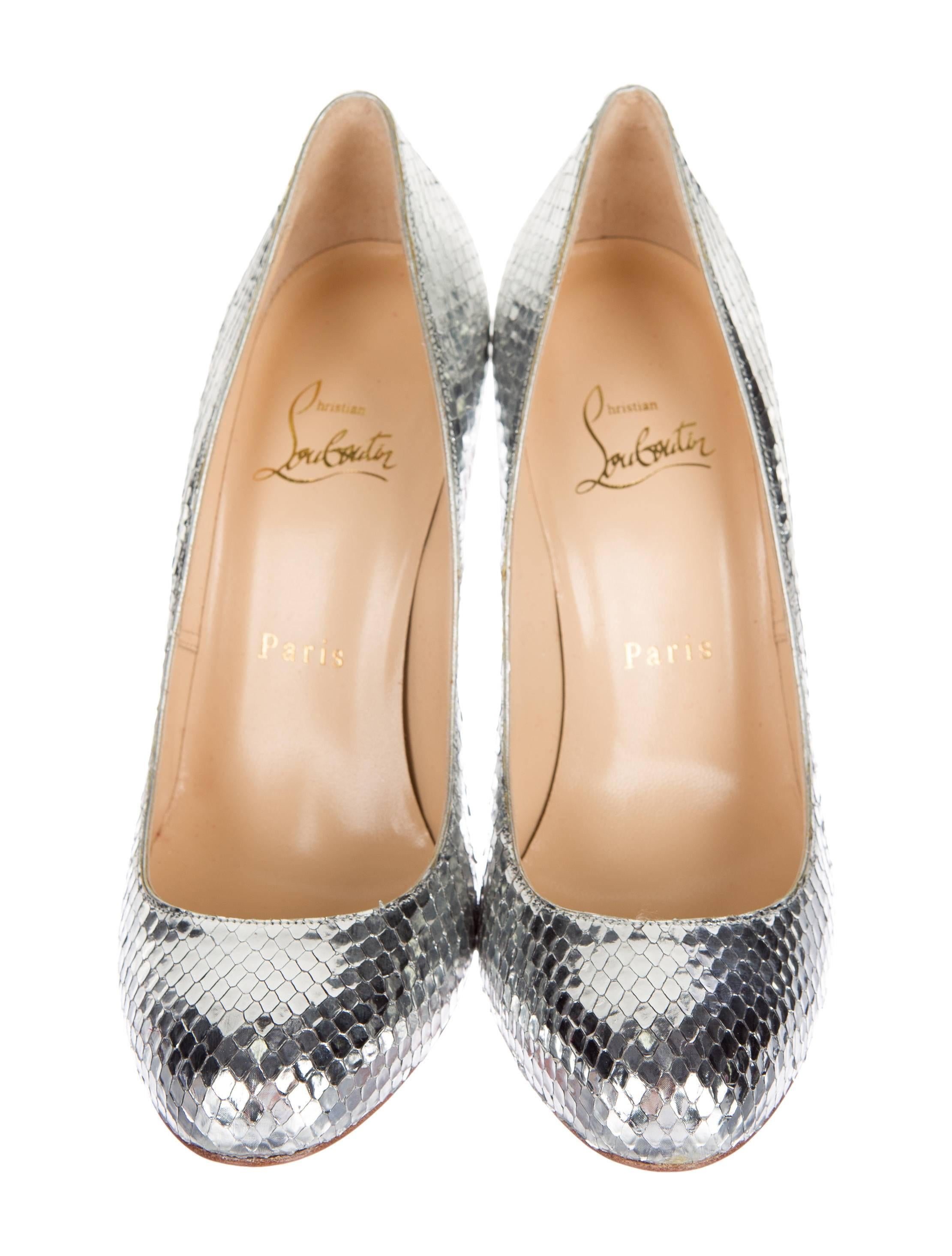 CURATOR'S NOTES

Christian Louboutin New Silver Snakeskin Leather Evening Heels Pumps in Box   

Size IT 36.5
Python snakeskin
Slip on 
Made in Italy
Heel height 4"
Includes original Christian Louboutin box and dust bag