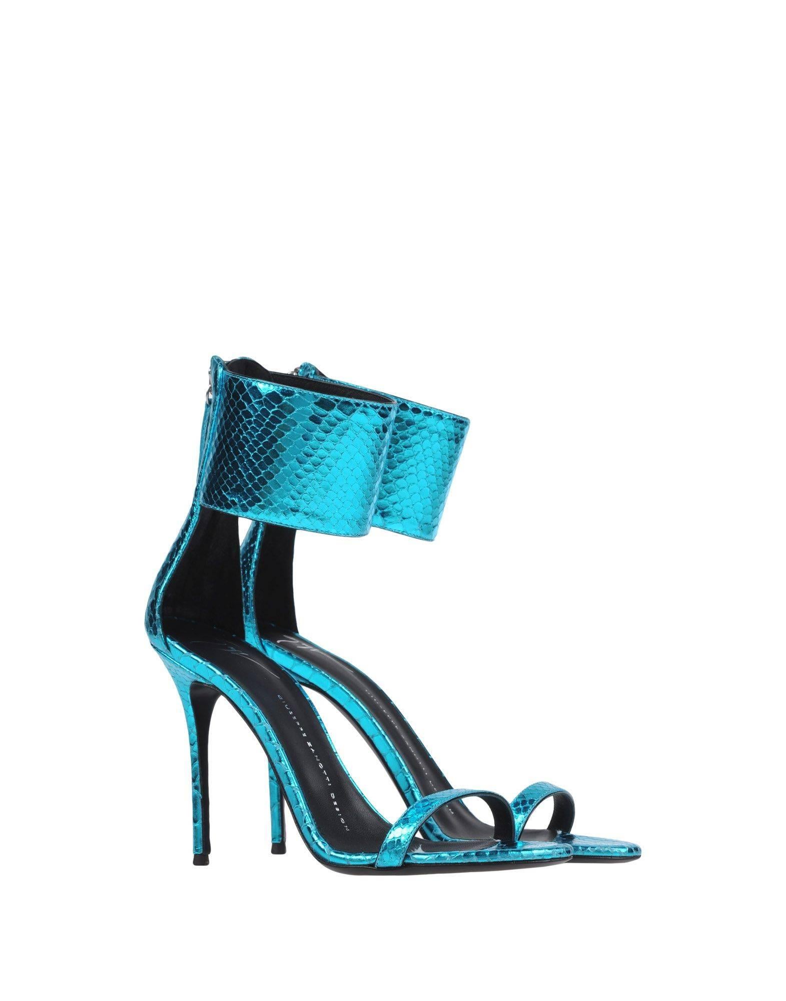CURATOR'S NOTES

Giuseppe Zanotti New Teal Metallic Snake Leather Evening Sandals Heels in Box 

Size IT 36
Leather
Zipper closure
Made in Italy
Heel height 4