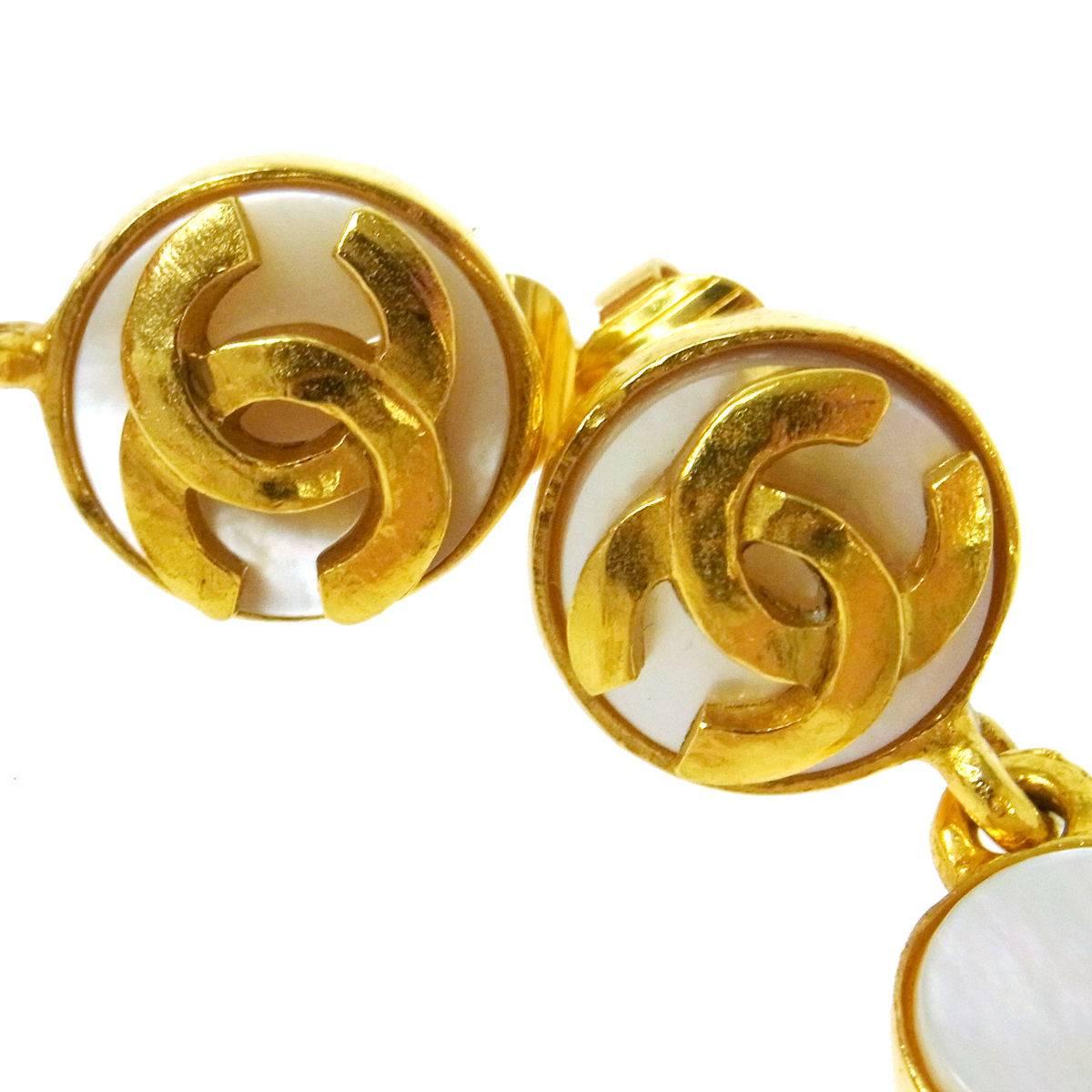 Chanel Vintage RARE Mother of Pearl Gold Coin Dangle Drop Evening Earrings in Box

Metal
Gold tone
Mother of Pearl
Clip on closure
Made in France
Width 0.75