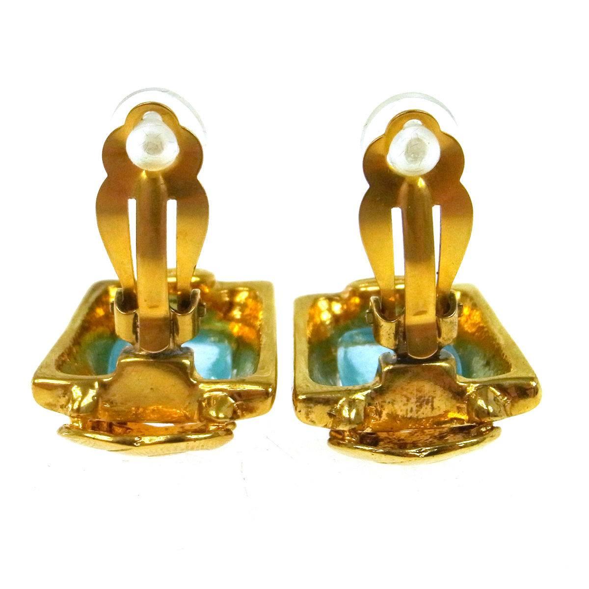 Chanel Vintage Gold Charm Tiffany Blue Poured Glass Gripoix Evening Earrings in Box

Metal
Gold tone
Poured glass
Clip on closure
Made in France
Measures 1