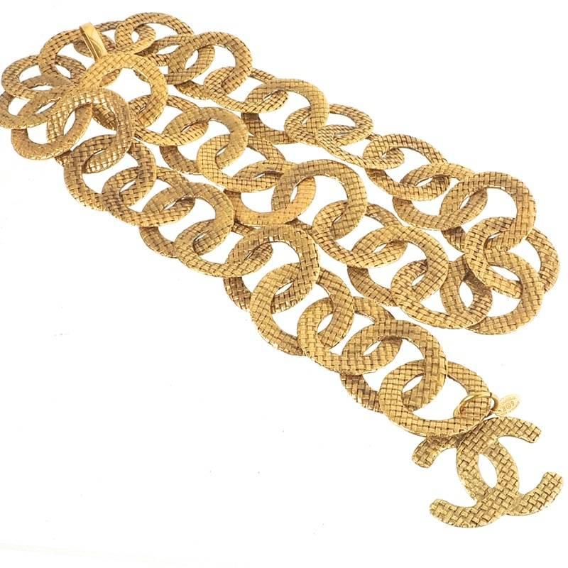 CURATOR'S NOTES

Chanel Vintage Rare Large Gold Textured Link Charm Waist Belt / Necklace  

Style Tip: Rock this beautiful waist belt as a chunky necklace for ultimate versatility!

Metal
Gold tone 
Hook closure
Made in France
Width 1.5