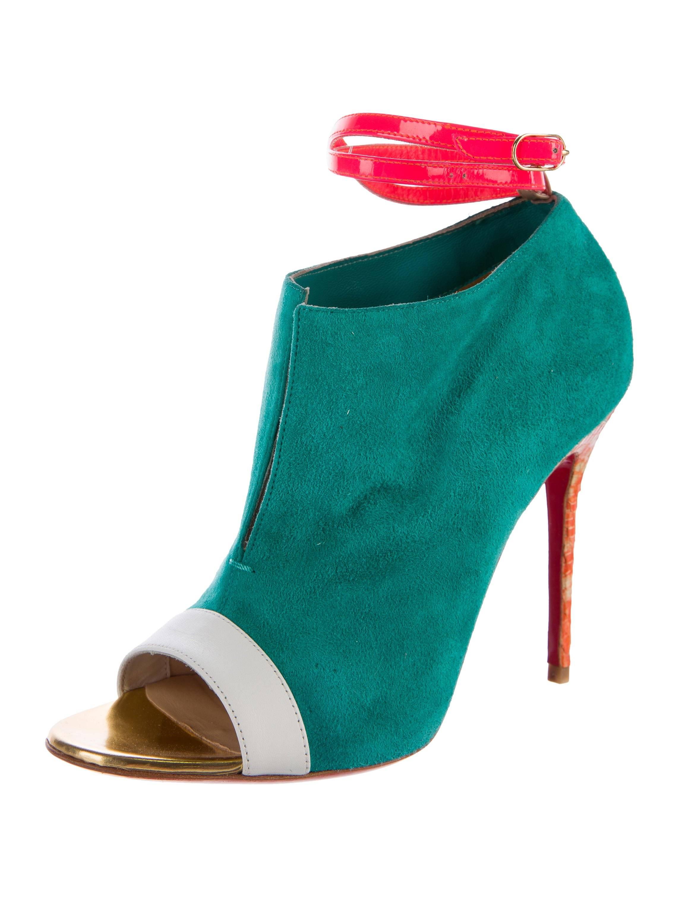 CURATOR'S NOTES

Christian Louboutin New Colorblock Suede Snakeskin Booties Sandals Heels  

Size IT 36.5
Suede 
Snakeskin
Ankle buckle closure
Made in Italy
Heel height 4